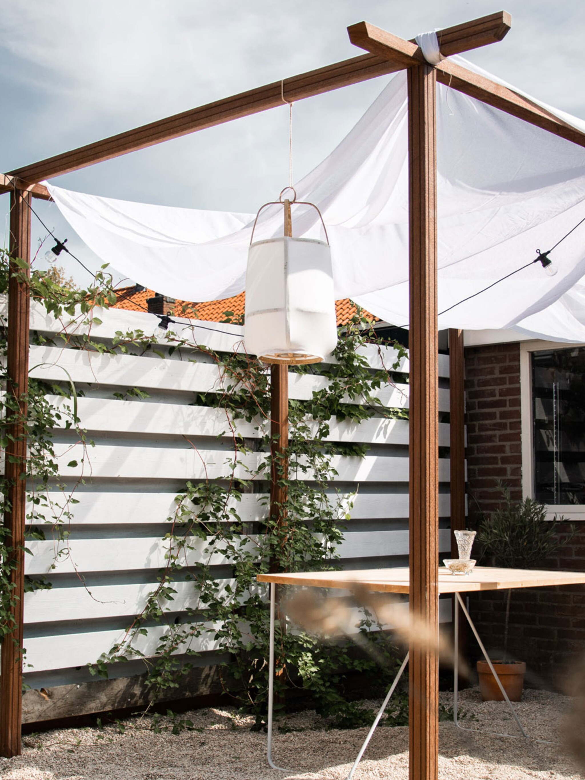 creeer een italiaanse tuin met lichte tinten en een pergola
