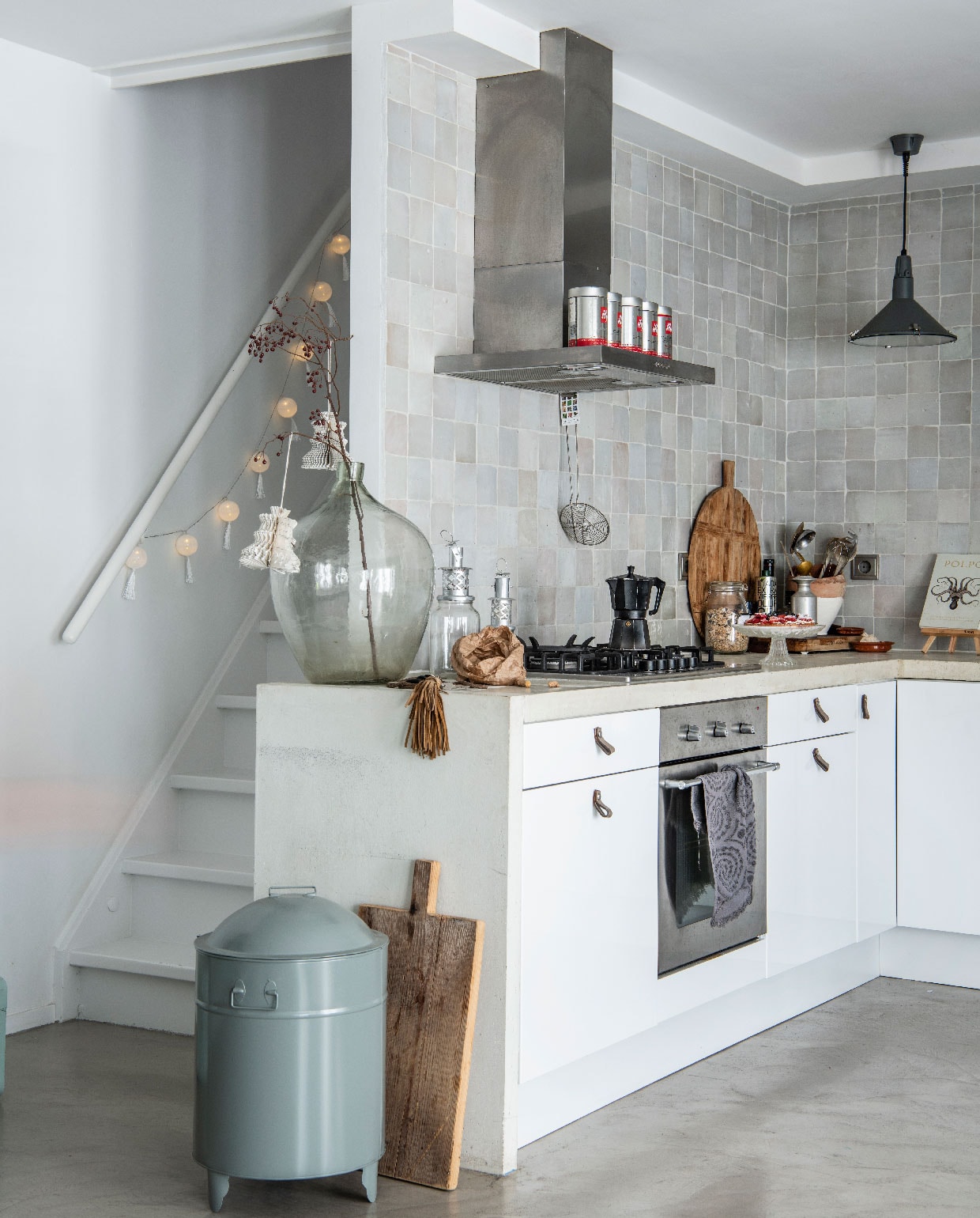 Keuken Ikea, keukenblad van beton gegoten door aannemer. Hanglamp Loods 5. Grote vaas kringloopwinkel. Houten snijplanken HKliving. Tegels Marokkaanse zelliges in Pearl white via Household Hardware. Vuilnisbak Dotshop. vtwonen 09-2020 | productie InsideHomePage | styling Marit Saladini | fotografie Louis Lemaire