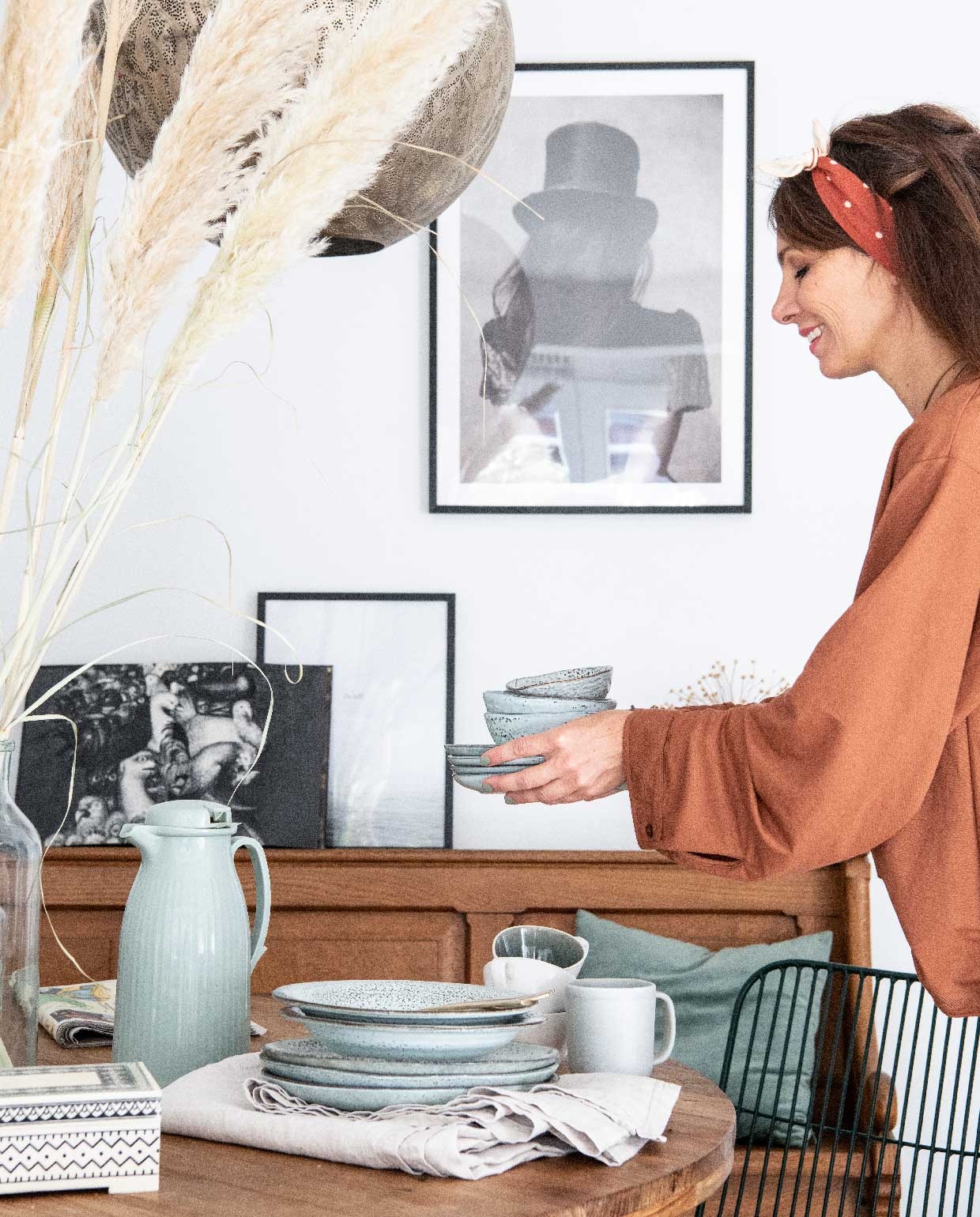 Vaas loods 5, kunstwerk aan de muur Desenio, servies van onder andere House Doctor, overige prodcuten privébezit. vtwonen 09-2020 | productie Insidehomepage | fotografie Louis Lemaire | styling Marit Saladini