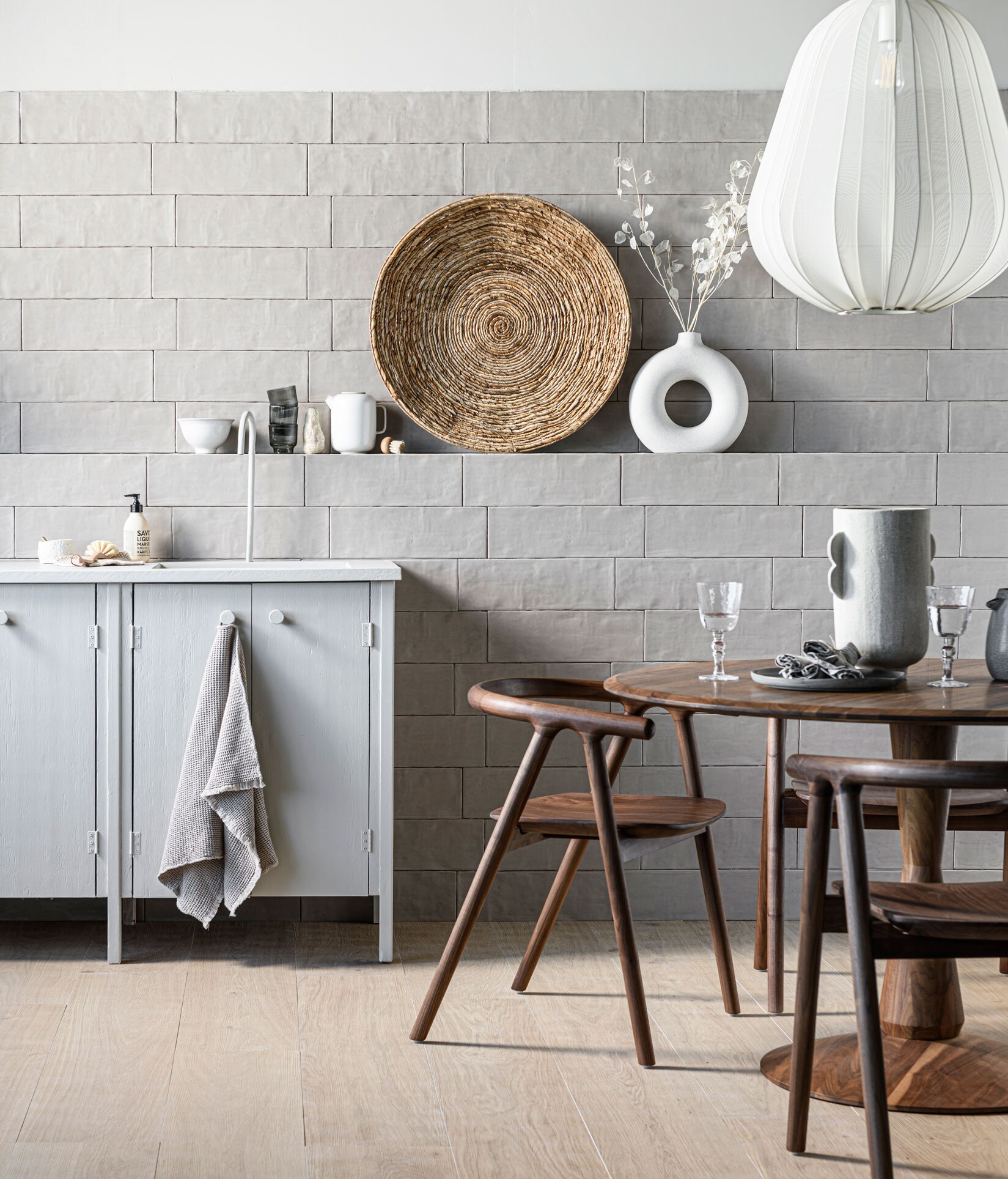 com-anders.nl (keuken), demachinekamer.nl (tafel), loods5.nl (stoelen, glazen, kom, snijplank, rotan dienblad), bolia.com (witte hanglamp), klevering.nl (glazen kan, vaas, theepot, champignonborstel, zeeppomp), vtwonen.nl (grijs aardewerken bord, grijze kan Bloomingville), paviljoennoord.com (keramieken schaal met bolletjes, aardewerken schaal met handvat, afwasborstel, wijnglazen, vaas), letoile.store (keramieken beker, gouden theelepel, vloerkleed). Overig privébezit.