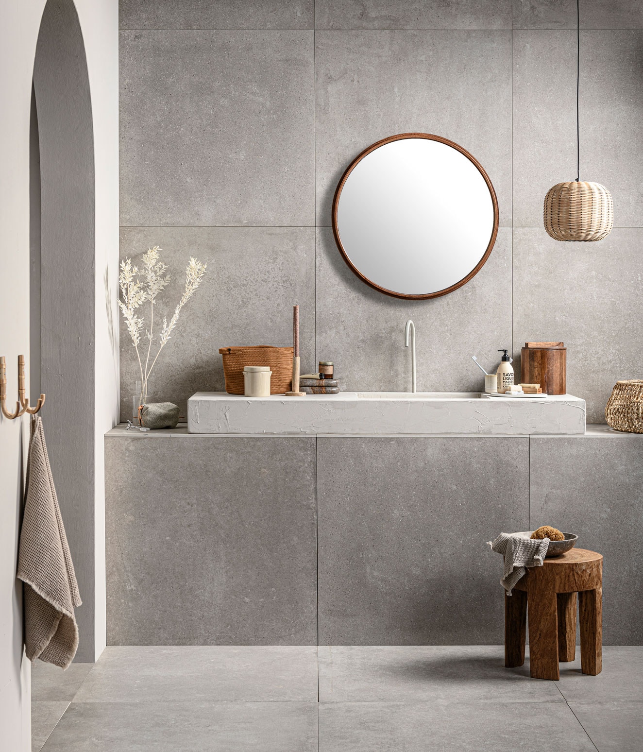 m.m.v. polspotten.nl (houten kruk), loods5.nl (rotan wandhaken, houten kandelaar, witte droogbloemen), klevering.nl (karaf, toilettas, handcrème, fles zeep, amberblok, nagelborstel, spons) loods5.nl/goods (bruine stoffen mand), paviljoennoord.com (witte stenen pot met deksel), letoile.store (geurkaars in bruine glazen pot, keramieken beker, wit zeepje). Overig privébezit.