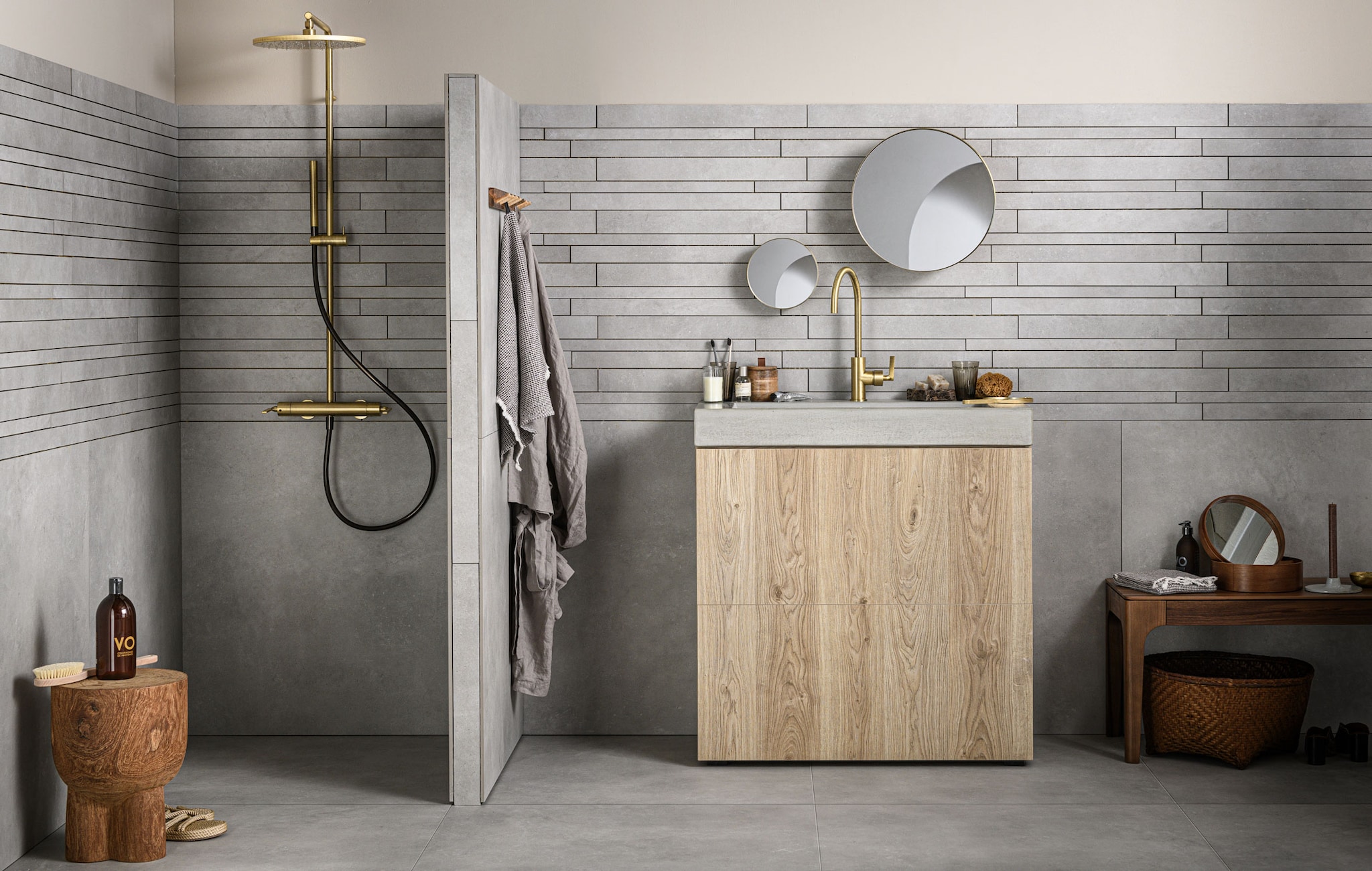 m.m.v. hm.com (kapstok, linnen ochtendjas), vtwonen.nl (messing spiegels van Menu, messing handspiegel van Ferm Living), loods5.nl (grijs glas). Overig privébezit.