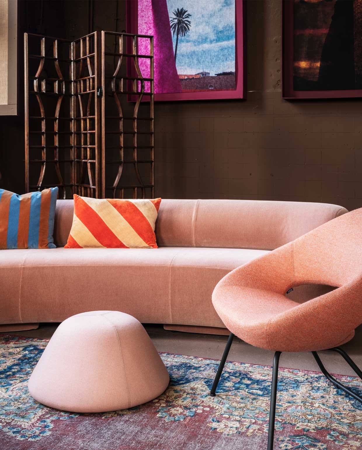 Op de muur krijtverf Brown Sugar per liter € 39,30, op de vloer lakverf Rose Dust per liter € 61,40 (pure-original.nl). Kunst van Tjitske van Leeuwen en Frank Visser, prijs op aanvraag (tjitske.com en ijm.nl). Zalmroze velours bank Gogan van Moroso, 310x128x70 cm (lxbxh) vanaf € 7.635,- (burikenburik.nl). Fauteuil van Artifort € 1.271,- (artifort.com). Perzisch tapijt, 395×288 cm € 2350,- (rozenkelim.nl). Houten krukken, per stuk vanaf € 293,-, mangohouten kamerscherm € 899,- (polspotten.nl). Perzikroze plaid € 75,-, blauw en roze gestreept kussen Hay € 89,-, lavendelkleurige vaas van Muuto € 179,- (eijerkamp.nl). Blauw schaaltje € 29,95 (hkliving.nl). Grote rode mand van olifantsgras en gerecycled plastic € 74,50 (basketbeadsbasics.nl). Overig privébezit. vtwonen 10-2020 | styling Marianne Luning | fotografie Stan Koolen