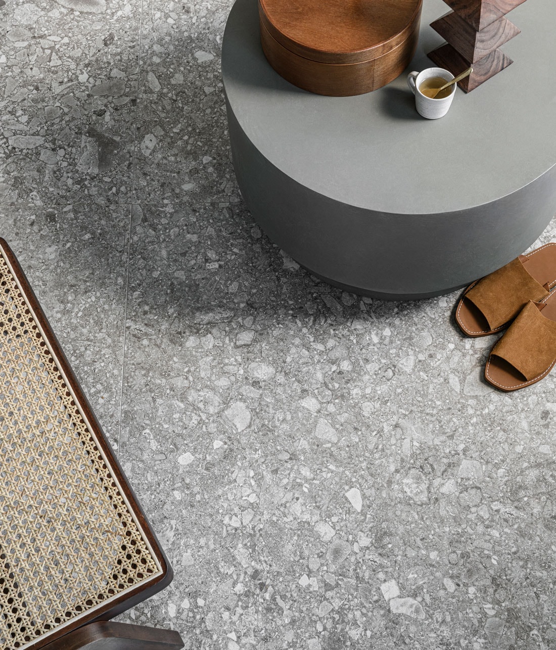 loods5.nl (espressokop), hm.com (fauteuil met webbing), vtwonen.nl (betonnen tafel van Woood), letoile. store (bord, mok, gouden lepel). Overig privébezit.