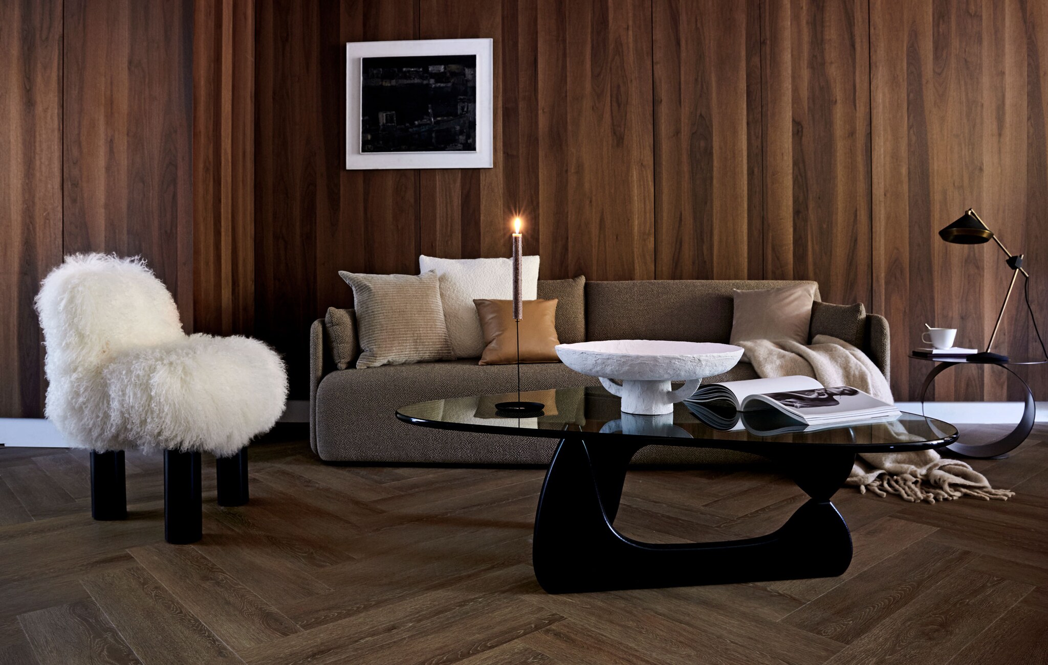M.m.v. designtales.nl (bank), covanderhorst.nl (salontafel, fauteuil, bouclé kussen, velours kussen, tafellamp), kasstoor.nl (bijzettafel rond), klevering.nl (witte schaal, kandelaar, mok), bolia.com (velours kussen, leren kussen), loods5.nl (plaid), cocoon-living.nl (kunst). Overig privébezit.