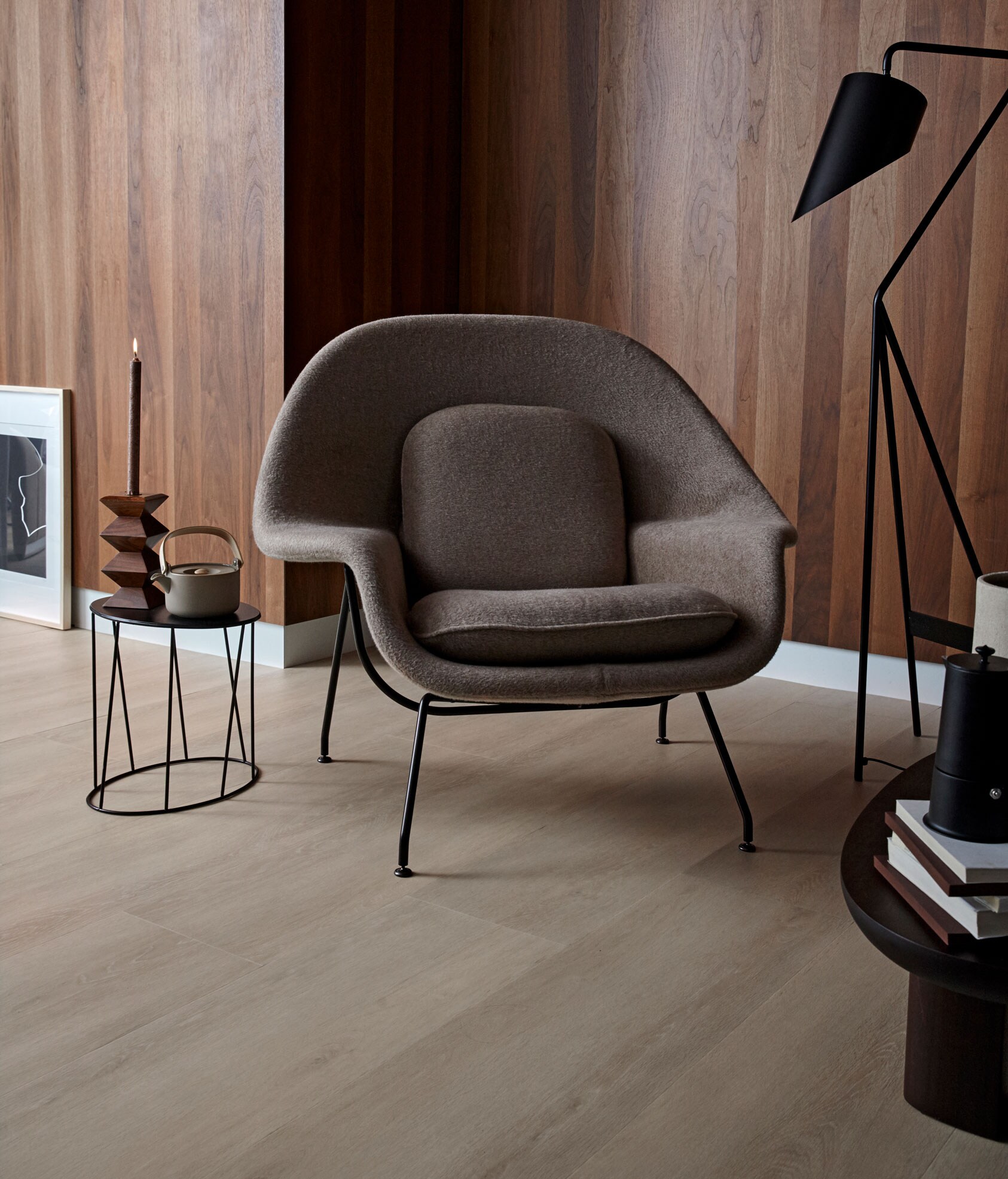 M.m.v. edha-interieur.nl (fauteuil), covanderhorst.nl (bijzettafel, vloerlamp), cocoon-living.nl (kunst, salontafel), klevering.nl (theepot), paviljoennoord.com (koffiekan, vaas). Overig privébezit. vtwonen