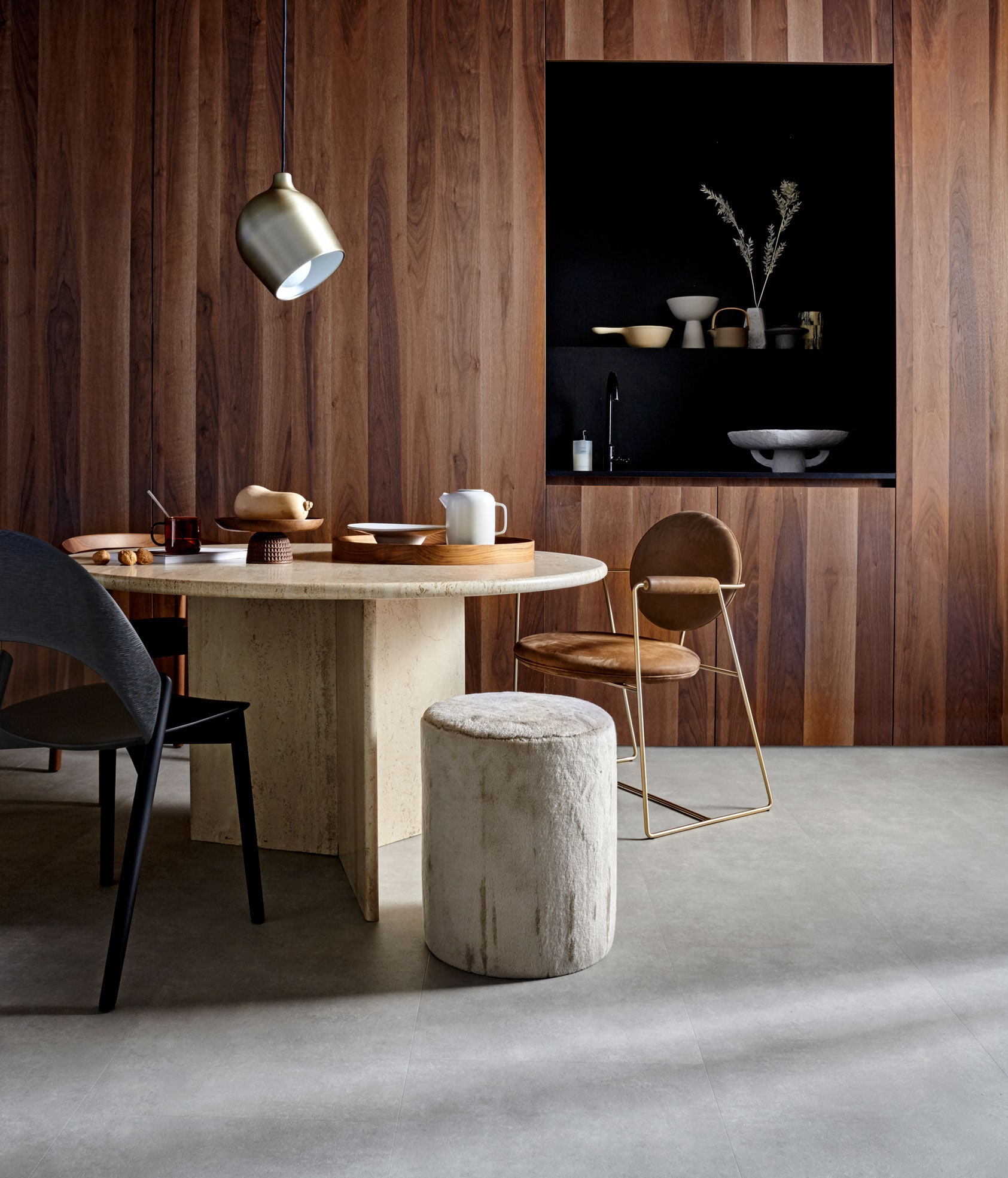 M.m.v. cocoon-living.nl (eettafel, witte vaas), kasstoor.nl (zwarte stoel, houten stoel, houten etagère), covanderhorst.nl (suède eetkamerstoel, poef, rond dienblad), bolia.com (hanglamp), klevering.nl (theepot, witte schaal, theepot met houten handvat), paviljoennoord.com (witte pan, witte schaal op poot), loods5.nl (pastabord, waxinelichthouder), hay-amsterdam.com (glas). Overig privébezit. vtwonen