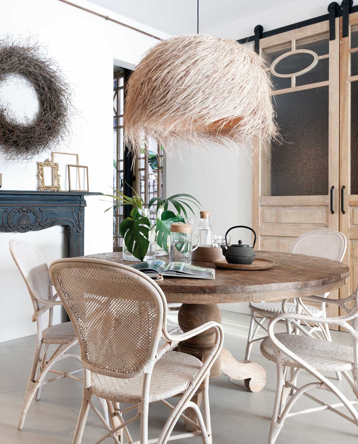 Eettafel en radiatoren van een antiquair, stoelen Sika, lamp Rock the Kasbah. , Gietvloer van microcement. Theepot, bamboe bakjes en glaswerk van lokale winkels. vtwonen 09-2020 | productie Vega Mg | fotografie Raül Candales | styling Susana Ocaña | tekst sunna borghuis