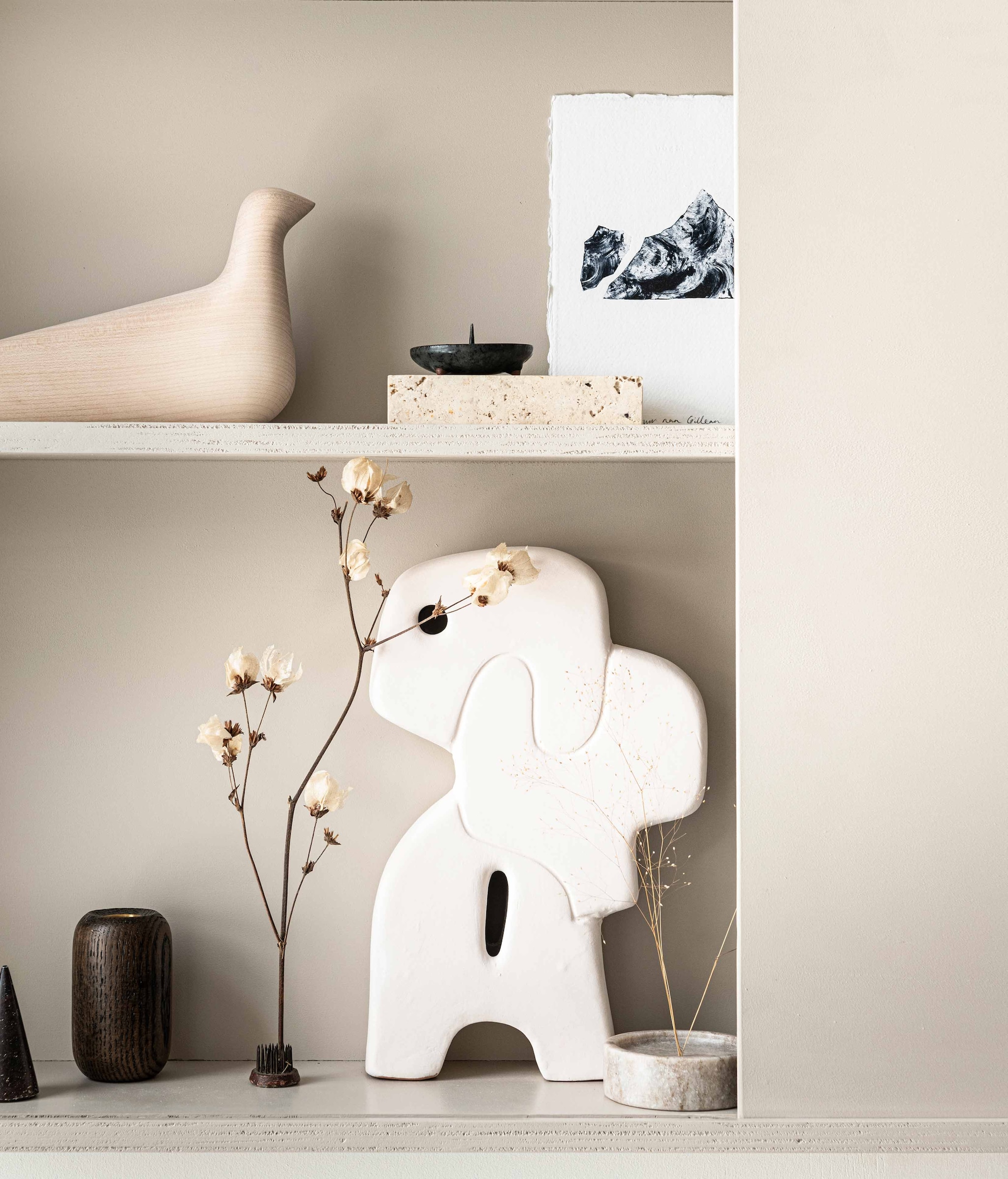 Houten vogel L’Oiseau van Vitra € 108,-, wit ornament Chulucanas van HKliving € 39,- Overig privébezit. ,