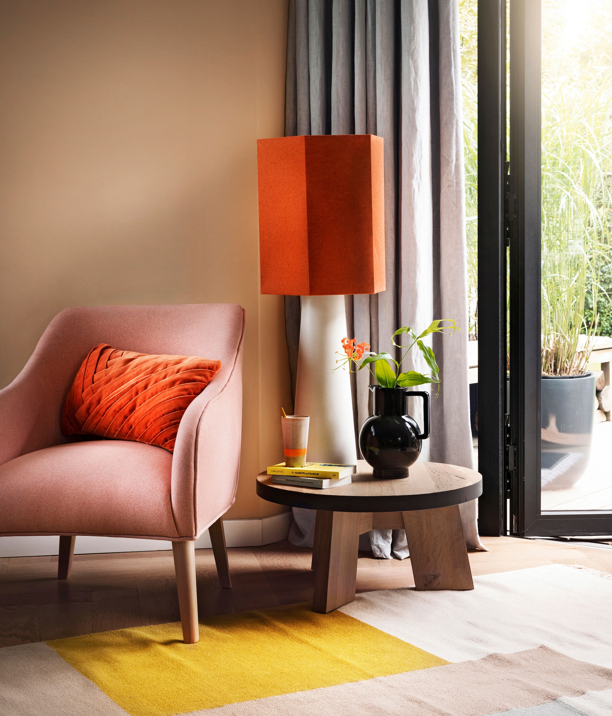 Fauteuil Bobly van Kave Home,,  65x75x80 cm € 337,-, vloerkleed Squares,  van Ferm Living, 140×200 cm € 239,-,  (vtwonen.nl). Fluwelen kussen Lineas,  € 15,- (loods5.nl). Salontafel Wess € 349,-,  (hetkabinet.nl). Kan € 19,95 (hm.com).,  Lampenvoet van keramiek Cone € 169,-,,  jute lampenkap Hexagon € 54,95,,  koffiemok Seventies € 29,95 per 4,  (hkliving.nl). Overig privébezit.