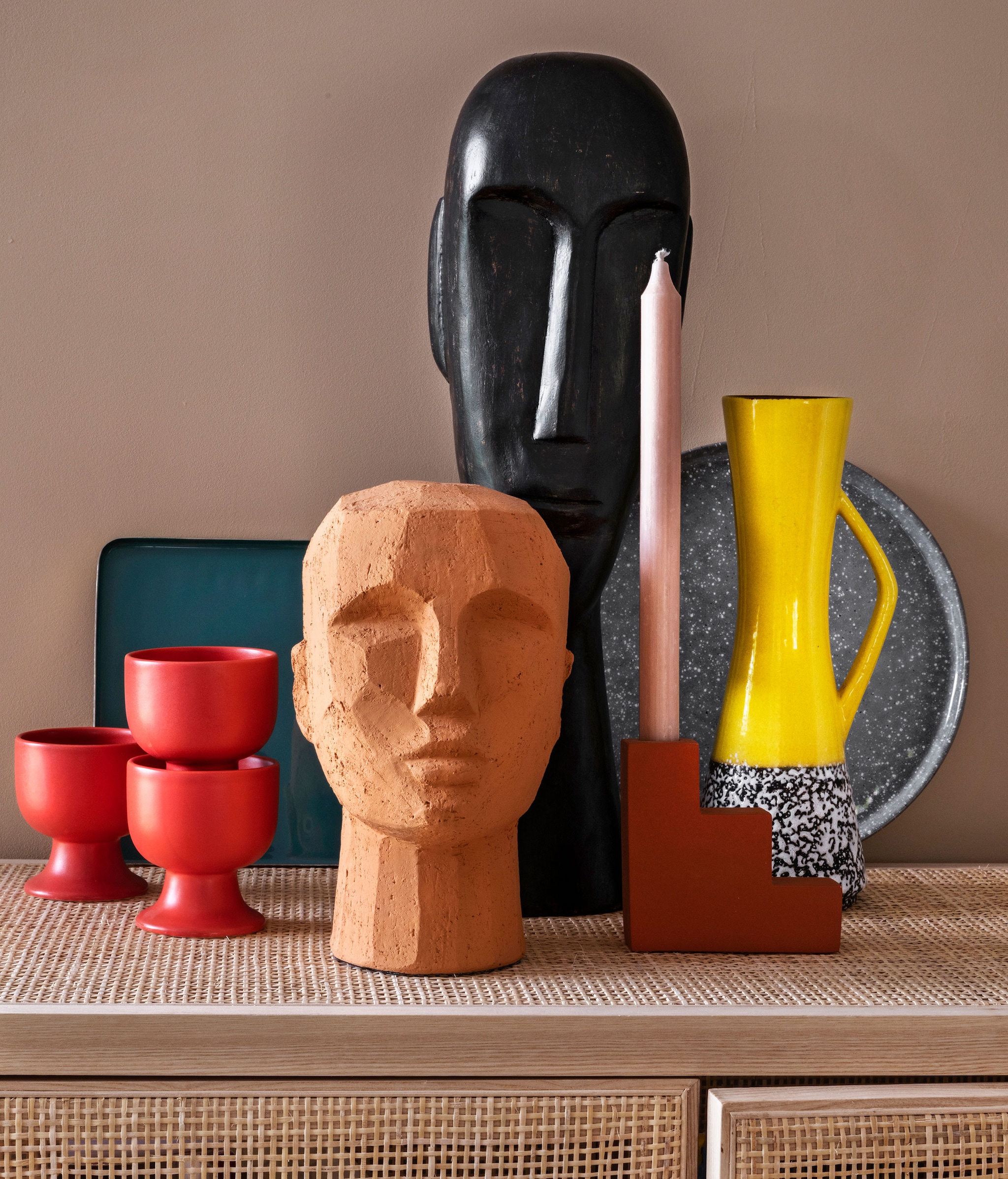 Zwart object Headman van BePureHome,,  17x13x52 cm (bxdxh) € 49,-, vierkant,  dienblad van &amp;k Amsterdam € 28,95,  (vtwonen.nl). Terracotta hoofd,,  18x15x22 cm (bxdxh) € 32,95, kandelaar,  Concrete Stairs € 17,50 (hetkabinet.nl).,  Kopjes Kyoto, per stuk € 3,75 (hkliving.nl).,  Bord € 10,- (loods5.nl). Overig privébezit.