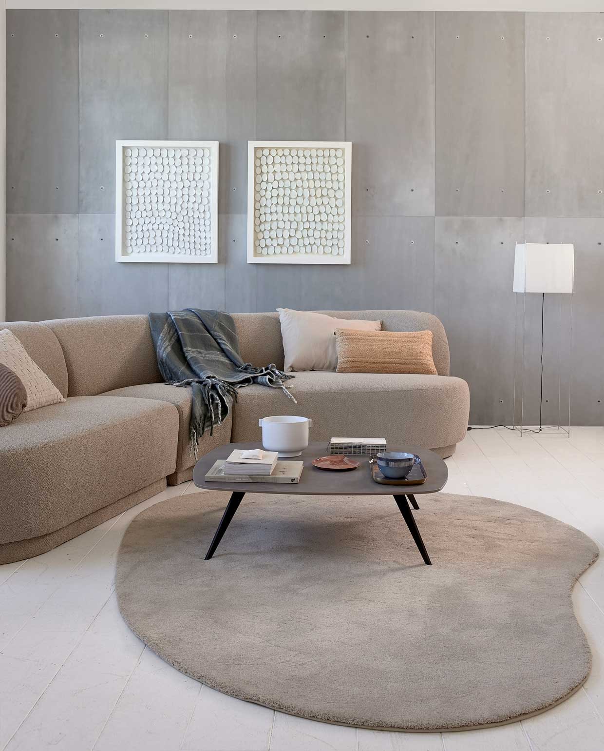 Behang Plate van vtwonen, 280×300 cm € 149,-, vloerlamp Lotek € 83,30, naturel linnen kussen € 44,95 (vtwonen.nl). Kunst prijs op aanvraag (atolty.com). Bank Faith, per element vanaf € 750,-, vloerkleed Paris van Home Fashion per m² € 100,-, salontafel Space € 1075,- (eijerkamp.nl). Stoel Buckle Up € 228,65 (basiclabel.nl). Linnen kussen met gevlochten stroken € 59,95, langwerpig kussen € 59,95, rond kussen (loods5.nl). Tafellamp Luminous Circle € 159,95 (hkliving.nl). Alles op tafel zie foto hiernaast. Overig privébezit. vtwonen 10-2020 | styling Fietje Bruijn | fotografie Dennis Brandsma