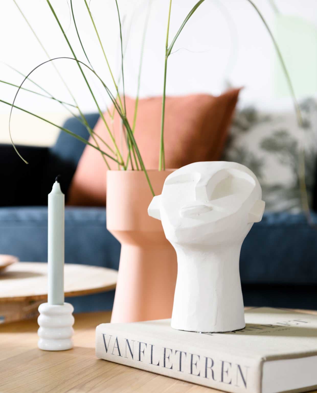 beeld buste van Bloomingville €43,50,-, kandelaar &amp;k Amsterdam €28,30,-, linnen kussen Cinnamon 50×50 van vtwonen €29,95,-, oranje vaas Yuda van Nordal €49,95,- vtwonen 10-2020 | Styling Liza Wassenaar | Fotografie Sjoerd Eickmans
