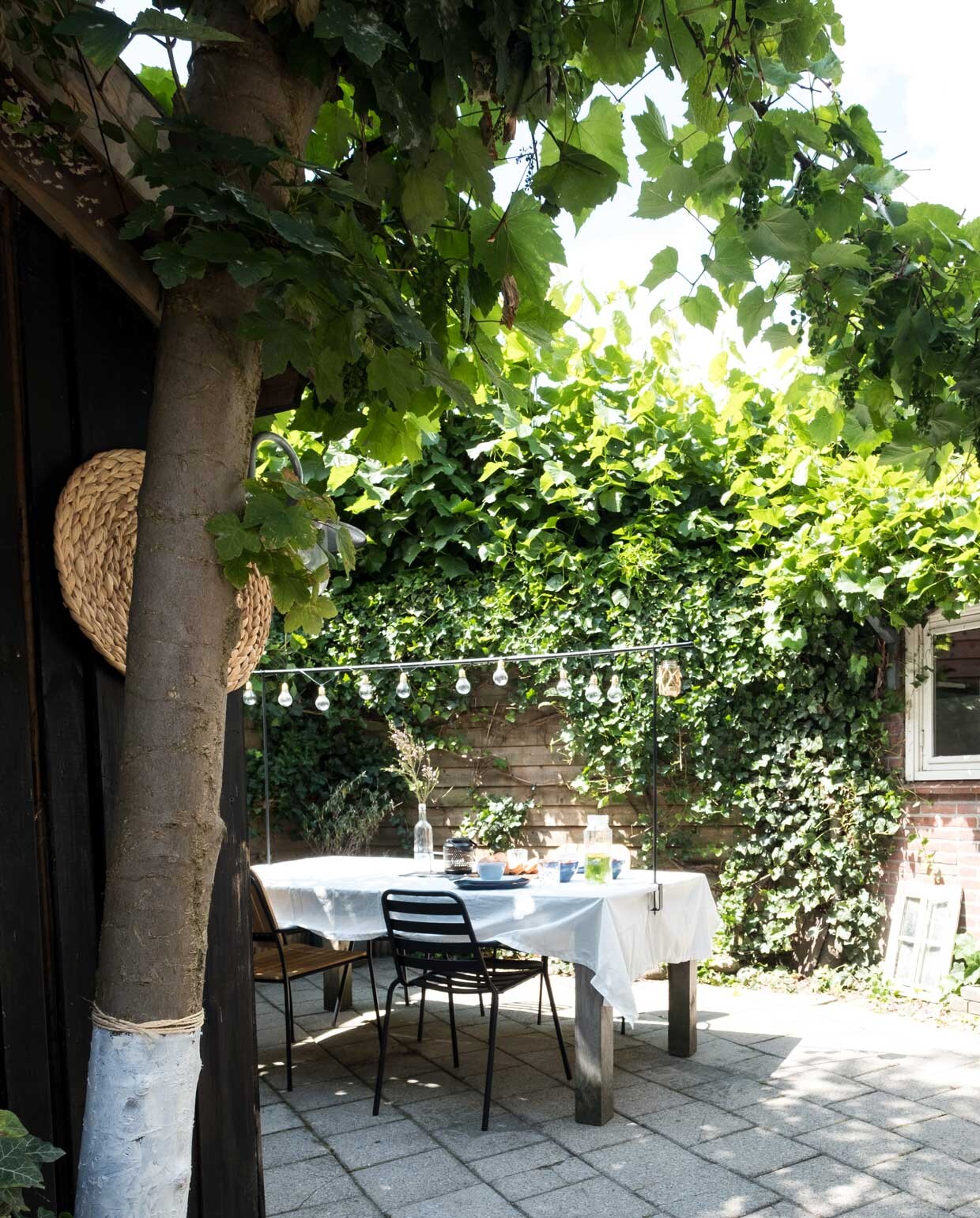 Tuintafel tweedehands, , linnen tafelkleed Calma House, tafelklem met lichtsnoer , Leen Bakker, stoelen Kwantum.