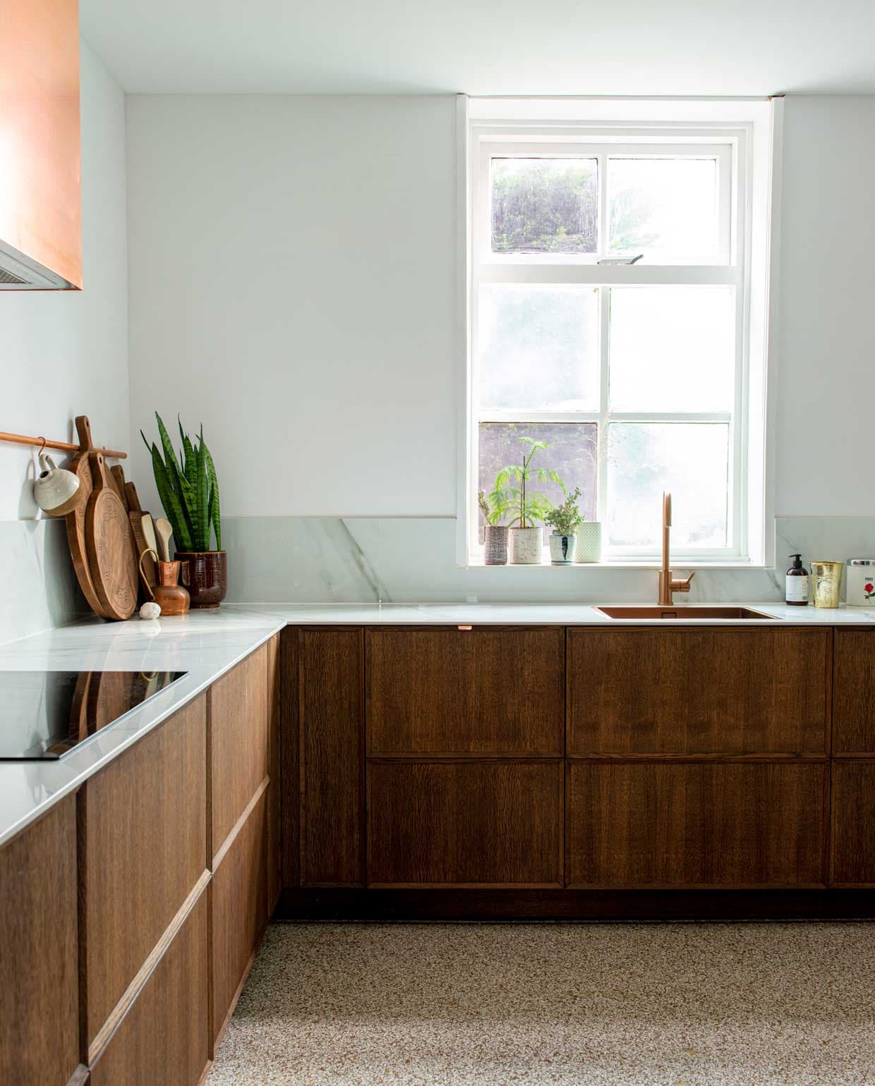 Keukenkasten Ikea, op maat gemaakte deuren Reform Copenhagen. Koperen pannen van de brocantemarkt in Lille. Garde met keramisch handvat Anthropologie. Kan en snijplanken , House of Nature. Koperen stang Gamma, S-haken House Doctor. vtwonen 08-2020 | styling Jeske Weel &amp; Sofie de Kruijff | fotografie Caroline Coehorst