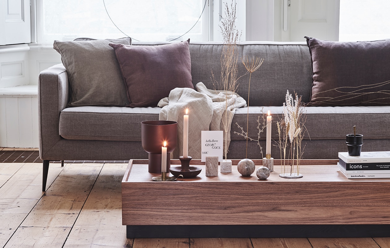Corduroy kussen 50×50 cm € 34,95, corduroy kussen 30×50 € 24,95, metalen omkeerbare vaas 17,5×20 cm (Øxh) € 24,95, bruine kandelaar 16×12 cm (Øxh) € 14,95, metalen twijg en bloem, diverse maten vanaf € 5,95. vtwonen 09-2020 | vtwonwn collectie woonaccessoires