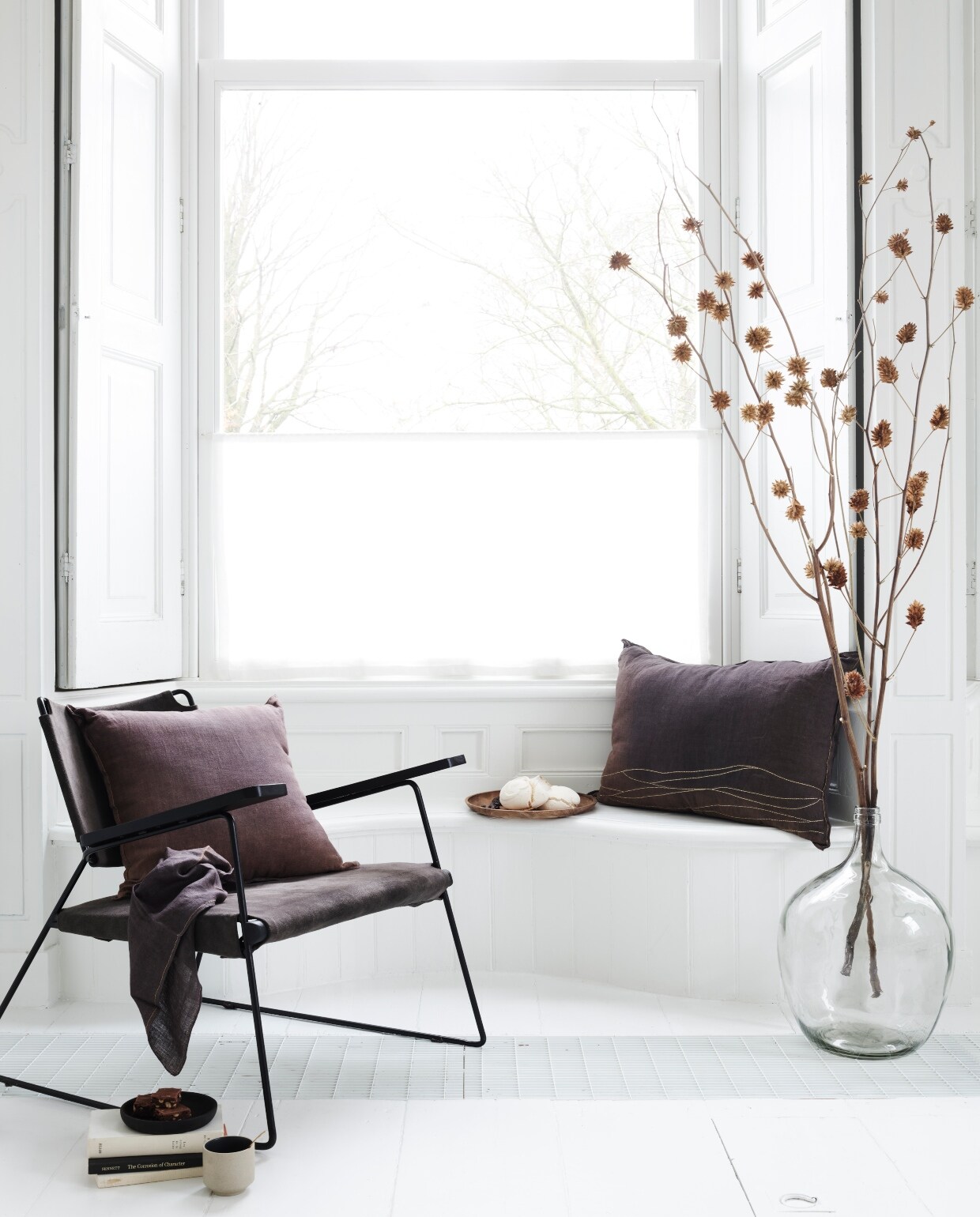 Linnen kussen 50×50 cm € 39,95, acaciahoutendienblad 38×3 cm (Øxh) € 39,95, linnen kussen metgouden stiksels, 50×70 cm € 44,95, glazen bolvaas36x51cm (Øxh) € 69,95. Overig privébezit. vtwonen 09-2020 | vtwonwn collectie woonaccessoires