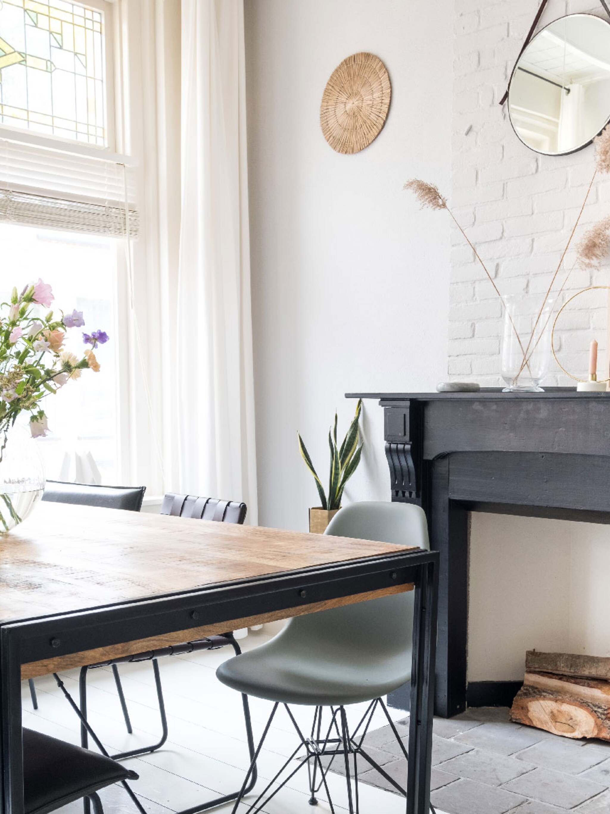 binnenkijken in een zomerse eetkamer in meppel