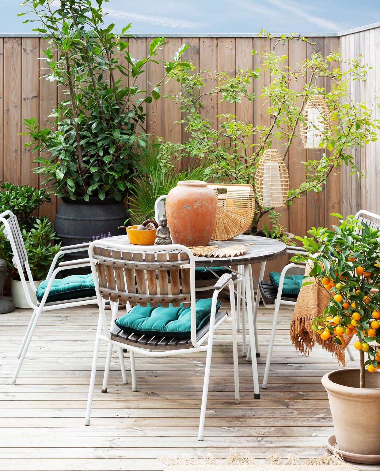 Wie zegt dat je een tuin nodig hebt om een weelderig groen paradijs te creëren? Met de juiste potten kan bijna elke plant een mooi plekje in de tuin krijgen. Extra voordeel: je kunt ze makkelijk verplaatsen, waardoor je in een handomdraai een nieuwe look aan je tuin geeft. Planten als lavendel, skimmia en klimop doen het erg goed in potten en blijven het hele jaar groen. Zelfs sommige bomen, zoals een olijf of Japanse esdoorn, groeien prima in een pot, waardoor een tuin helemaal af voelt. Houd bij het kiezen van een pot rekening met de groeirichting van de wortels. Zo groeien de wortels van een roos naar beneden en die van een buxus naar buiten, dus is het verstandig een pot hierop te selecteren. vtwonen tuin special 2 2020 | Styling Rikke Graff Juel | Fotografie Anitta Behrendt | Tekst Mette Kristine Brinch | Tekstbewerking Anna van der Heijden