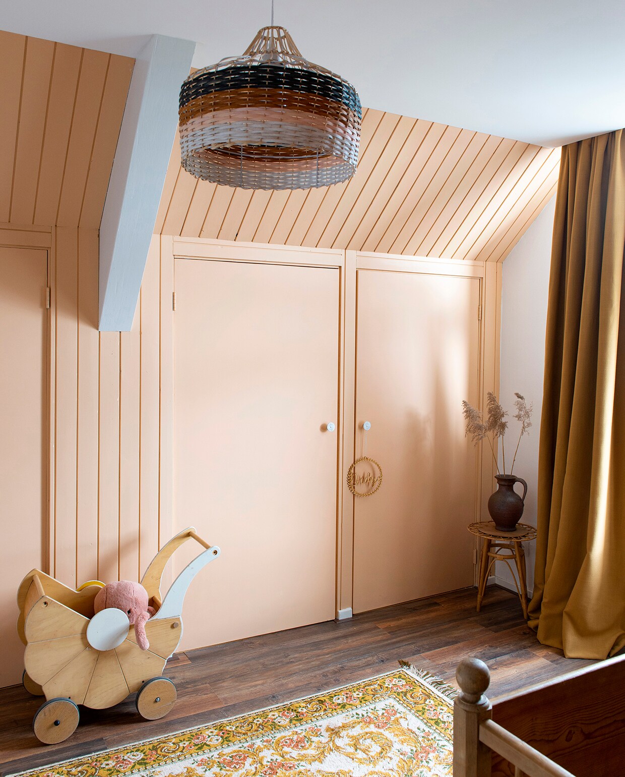 Poppenwagen Marktplaats, vloerkleed kringloopwinkel, hanglamp Kwantum. Houten krans met naam Mood Creation. Gordijnen Kwantum. Bijzettafel en vaas vintage vondsten. Vintage ledikant Oprechte Veiling Haarlem. vtwonen 08-2020 | binnenkijken Hillegom