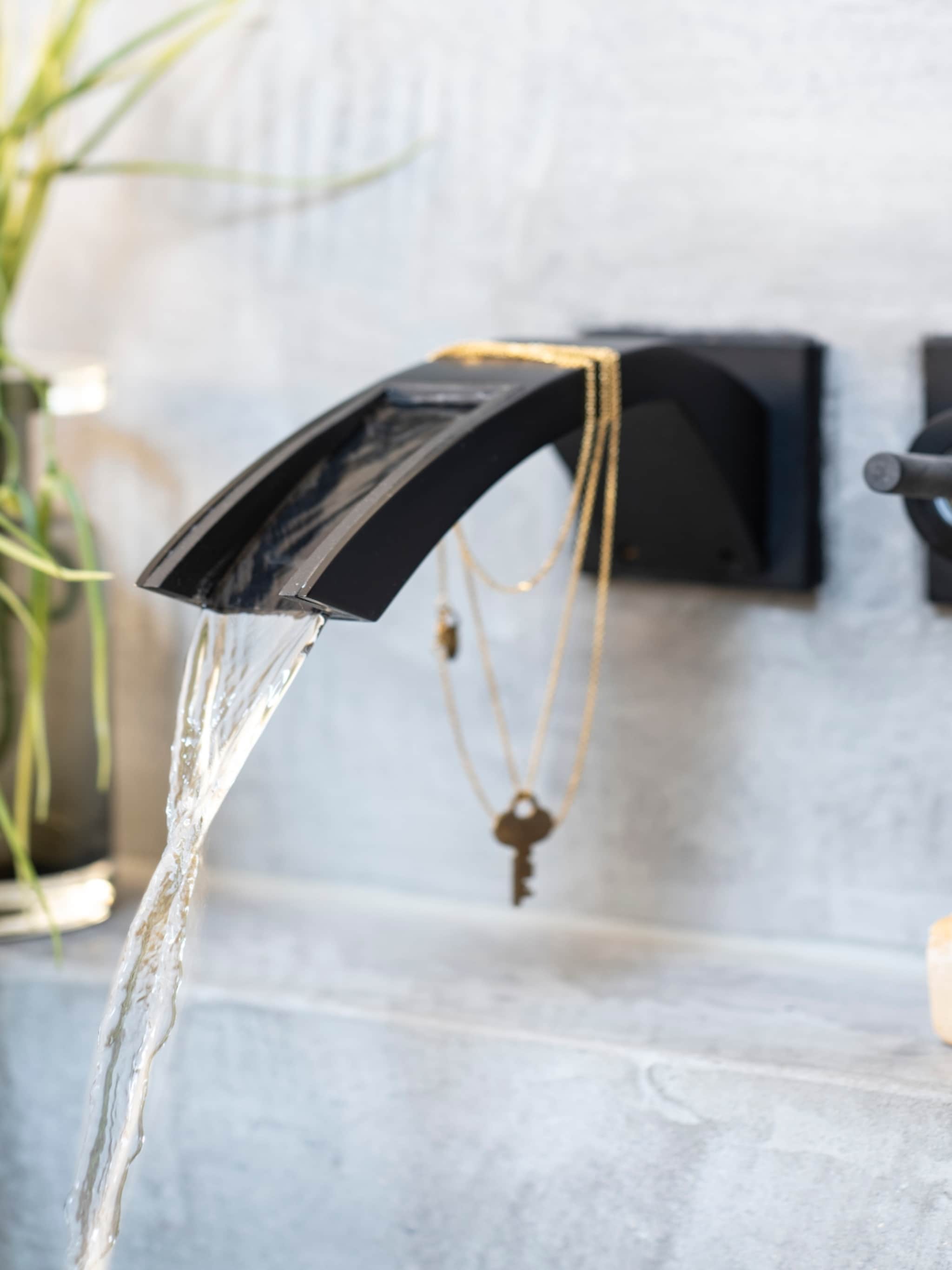 binnenkijken in een luxe badkamer in almere