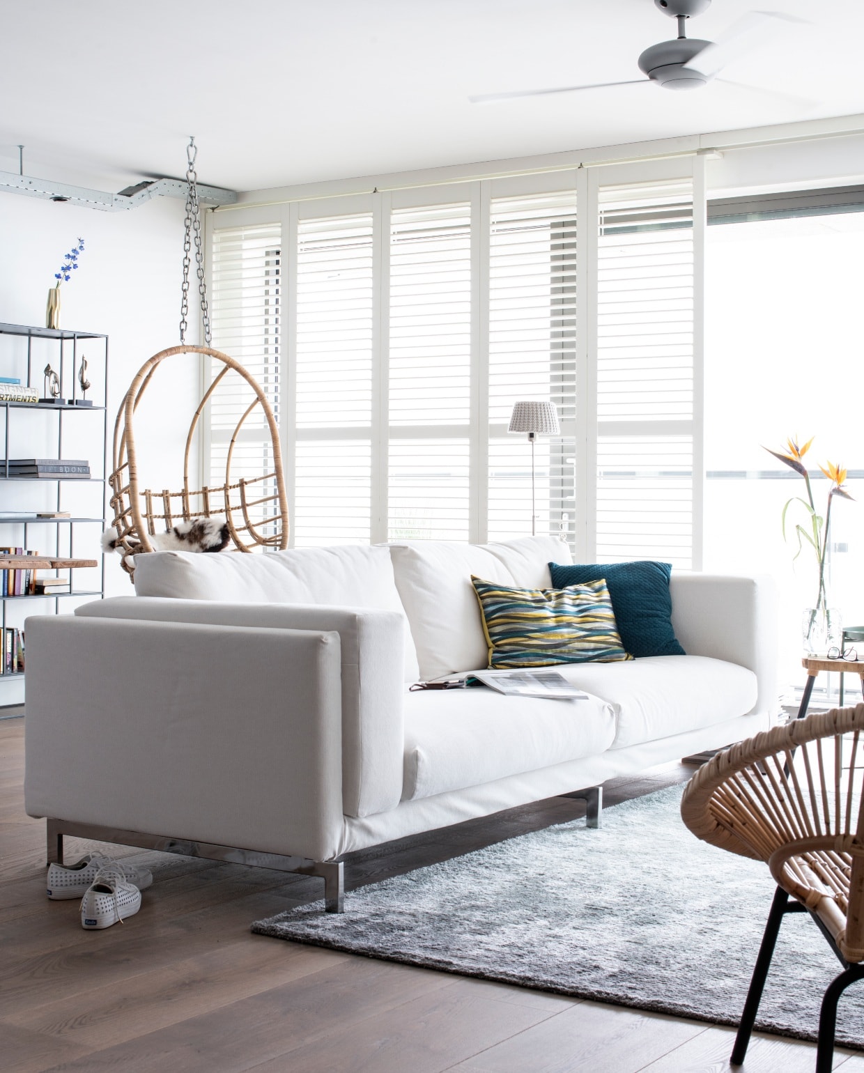 Bank Nockeby en ronde salontafel Ikea. Vloerkleed Viggo van By Sidde. Kruk Zuiver. vtwonen bk special 03-2020 | binnenkijken Almere