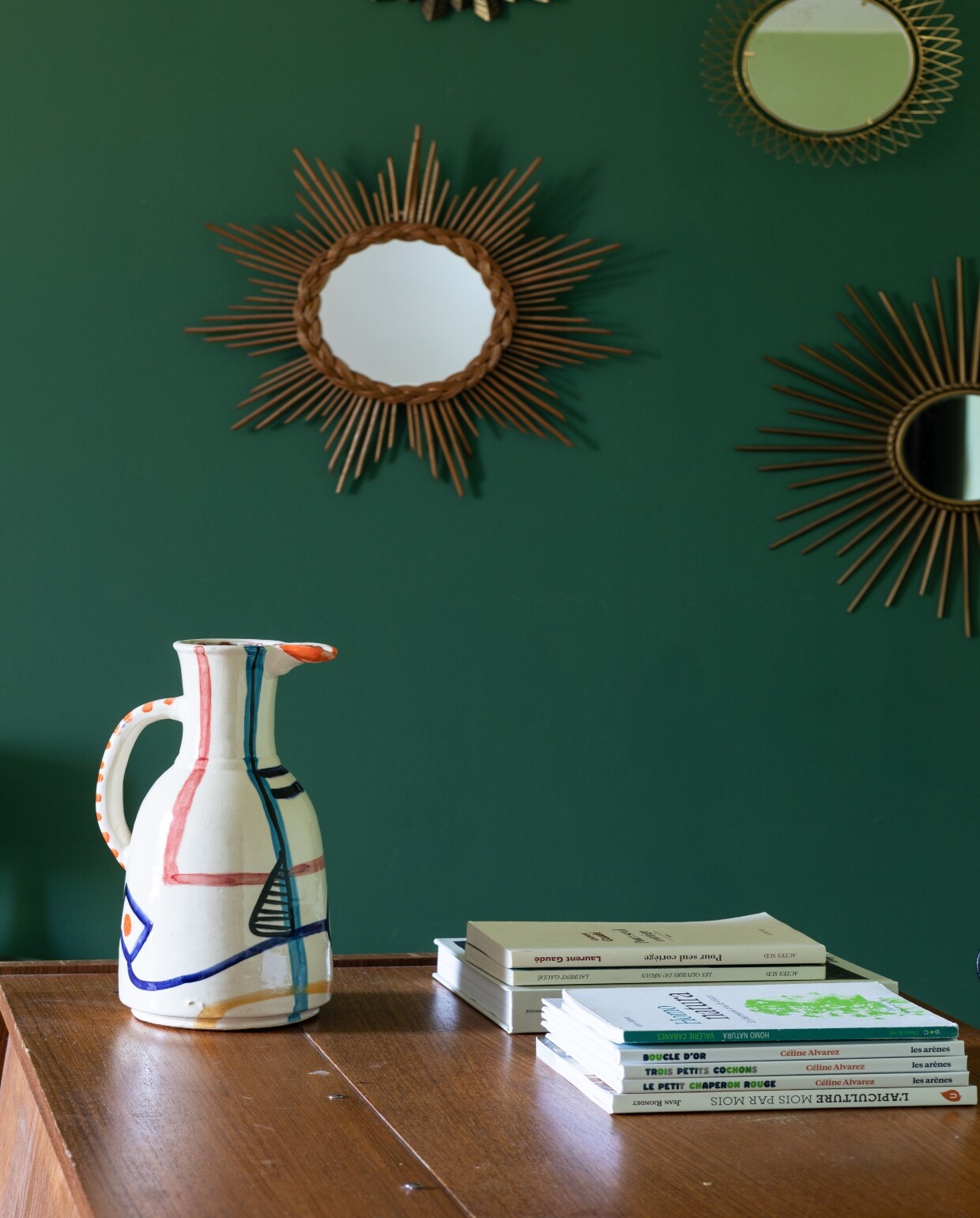Spiegels tweedehands. Vaas Lrnce, verf Benjamin Moore, bureau van vorige bewoners geweest, stoel gevonden op straat. vtwonen 08-2020 | productie Living Inside | fotografie Monica Spezia