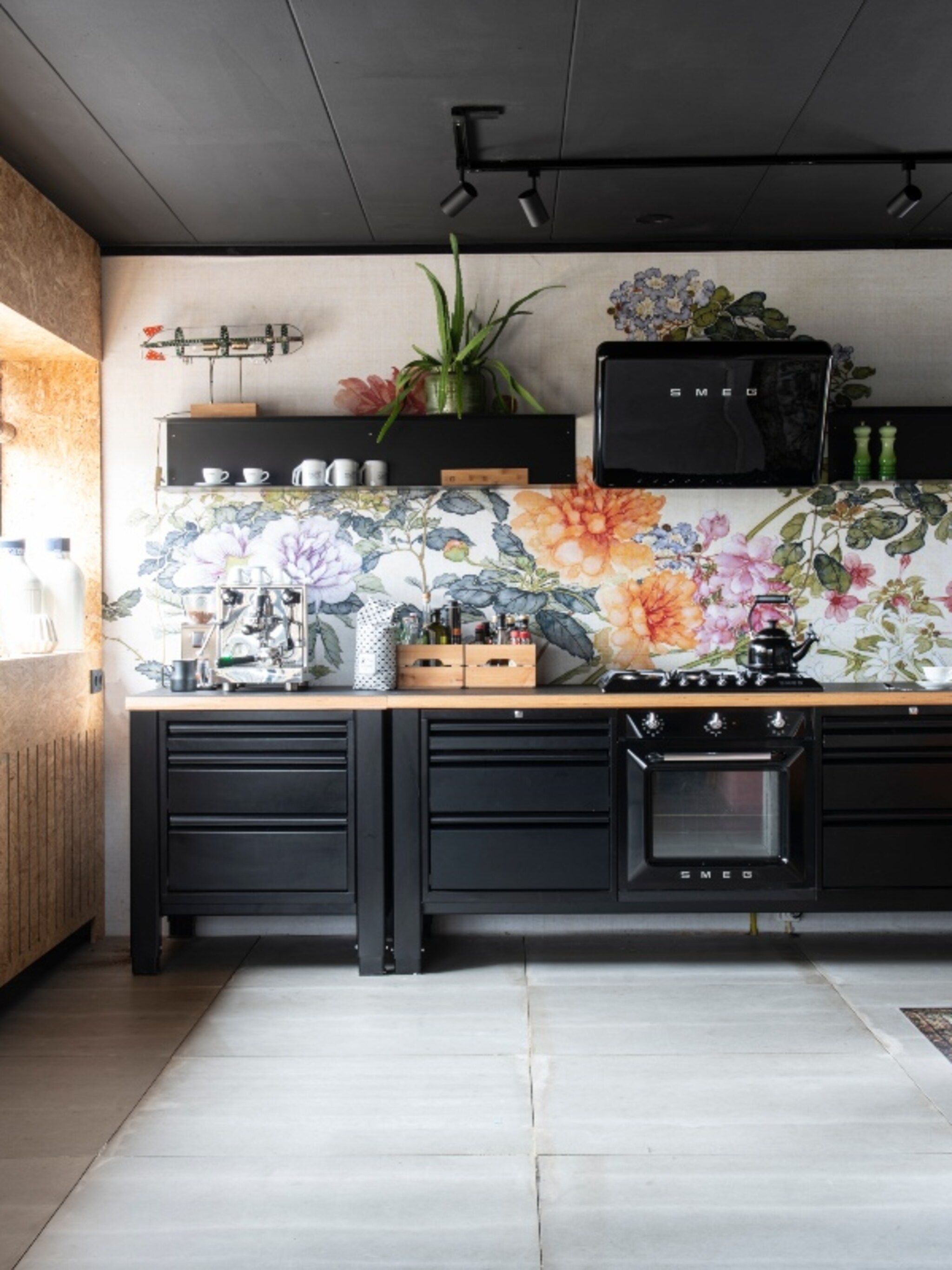 binnenkijken in een modulaire keuken met prachtig behang in heerhugowaard