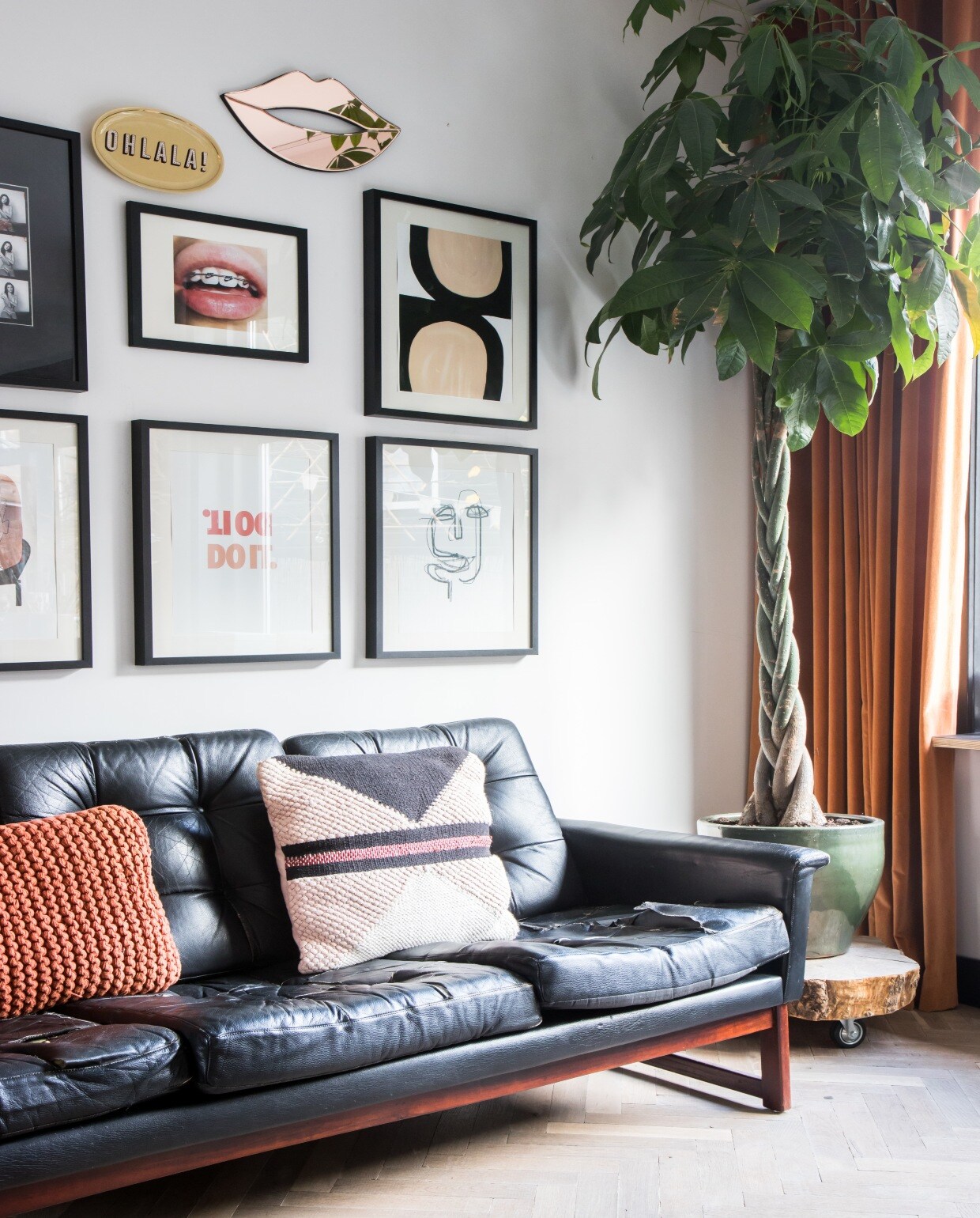 Bank Leolux. Tafel Container Table van Marcel Wanders voor Moooi. Witte draadstoel vintage. Overige stoelen Light &amp; Living. Plafondlamp Raak Amsterdam. Kunst aan de muur Kate Moss gekocht in een galerie in Parijs, Kat Klerks en zelfgemaakt. Herkomst kussens onbekend. vtwonen 07-2020 | binnenkijken Zaandam