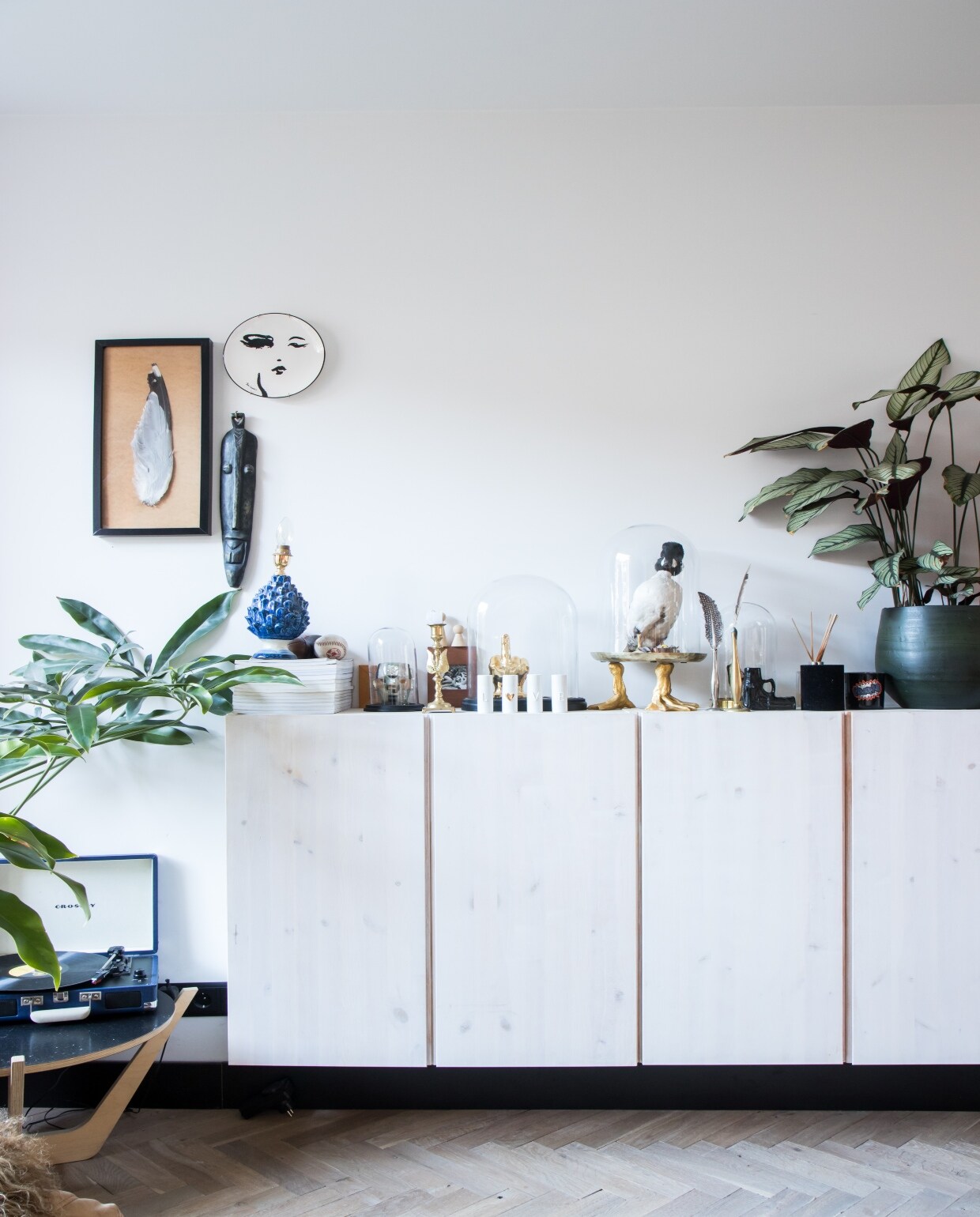 Kasten Ivar van Ikea, geschilderd in de kleur van de muur. Houten kruk en bijzettafel Arp Design. Vaasjes Tica. Staande lamp erfstuk. Herkomst vloerkleed en kussen onbekend. vtwonen 07-2020 | binnenkijken Zaandam