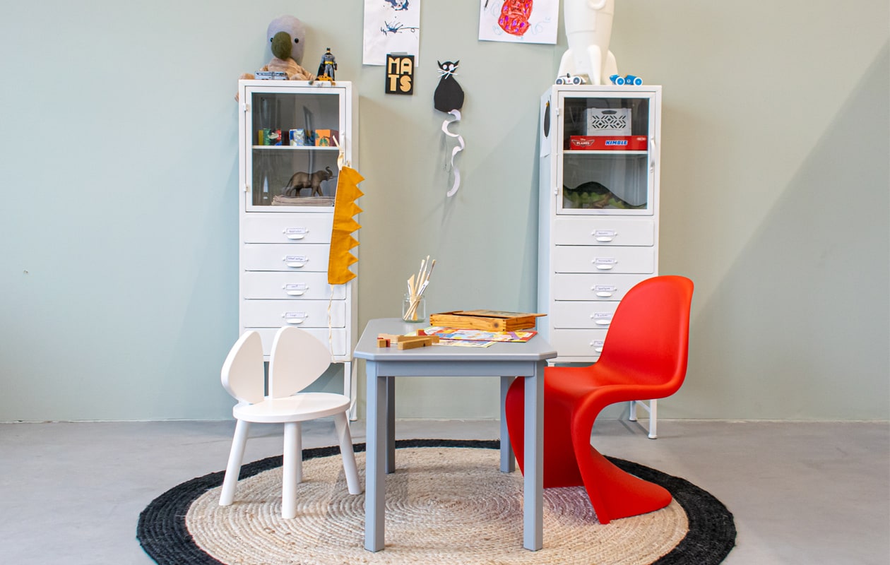Vitrinekast Library vtwonen € 259,- vtwonen (deze vitrinekast is momenteel helaas uitverkocht, dit is een vergelijkbaar exemplaar). Grijze kindertafel Cam Cam Copenhagen € 119,- vtwonen. Rode kinderstoel Vitra vtwonen € 180,- vtwonen. Witte kinderstoel Mouse Nofred € 175,- vtwonen. Witte ‘ruimtevaart’ lamp € 99,- vtwonen (deze lamp is momenteel uitverkocht, ook tof voor de kinderkamer/hoek is deze raket wandlamp van Roommate). Rond vloerkleed Kave Home € 76,- vtwonen. Kleur op de muur: Soft Clay uit de verfcollectie van vtwonen vtwonen 08-2020 | styling Marianne Luning | fotografie Lotte Kwant