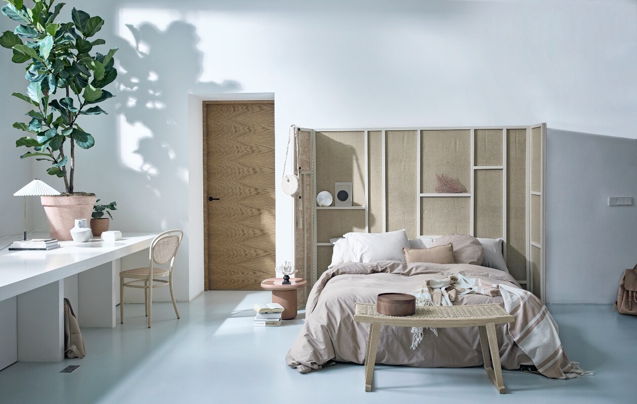 Headbord op maat gemaakt, prijs op aanvraag (com-anders.nl). Houten bank met gevlochten rieten zitting Cella, 100x52x45 cm (bxdxh) € 1675,- (edha-interieur.nl). Terracotta bijzettafel van Moooi, 61×28 cm (Øxh) € 843,- (homestede.nl). Thonet stoel 215R € 840,20 (misterdesign.nl). Houten ronde doos € 35,-, gestreepte plaid € 45,99, oranje kussenhoes 30×50 cm € 15,95 (zarahome.com). Katoenen dekbedovertrek in kleur Camel, 220×240 cm € 124,-, ronde kussenhoes Bigdot in kleur Camel € 29,95, ronde kussenvulling, 50×10 cm € 44,95, langwerpige linnen kussenhoes in kleur Stone Grey, 160×50 cm € 34,95, kussenvulling 160×50 cm € 114,95, kussensloop 60×70 cm € 14,95 (suite702.com). Leren rugtas (sukha.nl). Tafellamp Mati van Hay, Ø 38 cm € 215,-, vaas Connor van Bloomingville € 49,90 (vtwonen.nl). Overig privébezit. vtwonen 08-2020 | styling Scandinavisch