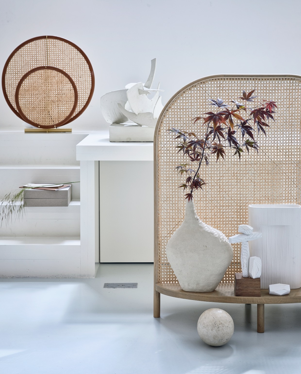 Geolied eikenhouten kamerschermFour, 110x90x45 cm (hxbxd) € 879,-(bolia.com). Ronde lamp AD van 101chp,Ø 60 cm € 700,- (melchiorinterieur.nl).Kunstwerk (tessaderijk.com).Handgemaakte vaas van Luna Mare€ 379,- (sukha.nl). Geribbelde vaas vanMuuto vanaf € 100,- (homestede.nl).Witte balancing blocks van FortStandard voor Areaware, per set € 65,-(vanons.eu). vtwonen 08-2020 | styling Scandinavisch