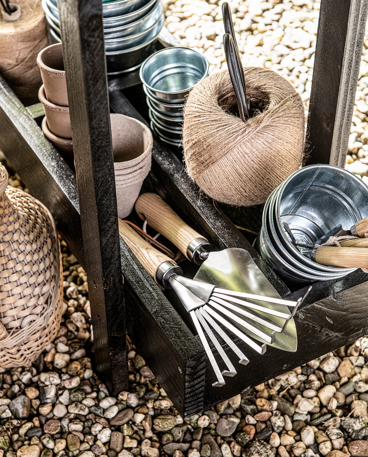 Zinken potten, per stuk vanaf € 1,95, stenen potten, per stuk vanaf € 1,25, kweekpotjes, set van 5 € 1,50, tuinhandschoenen € 4,50, steeketiketten, per stuk € 1,25, schaar klein € 4,95, schaar groot € 14,95, hark € 9,95, schep € 9,95, mini tuingereedschap, per stuk € 2,95 (dille-kamille.nl). Overig privébezit. vtwonen tuin special 1 2020 | ontwerp & uitvoering Johan Snoodijkproductie | styling Danielle Verheul | fotografie Sjoerd Eickmans