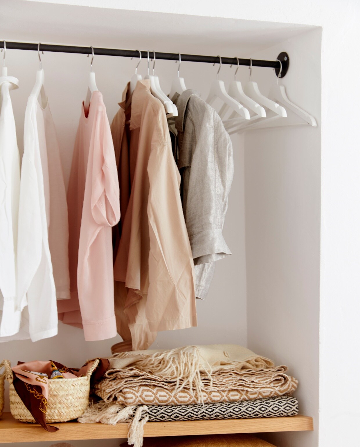 Alle kamers zijn minimalistisch ingericht. Kasten zijn nauwelijks aanwezig, kleding hangt aan simpele metalen stangen. Die zijn ook gebruikt als gordijnroede. Lamp Loulé Design Lab. vtwonen 08-2020 | bk buitenland portugal