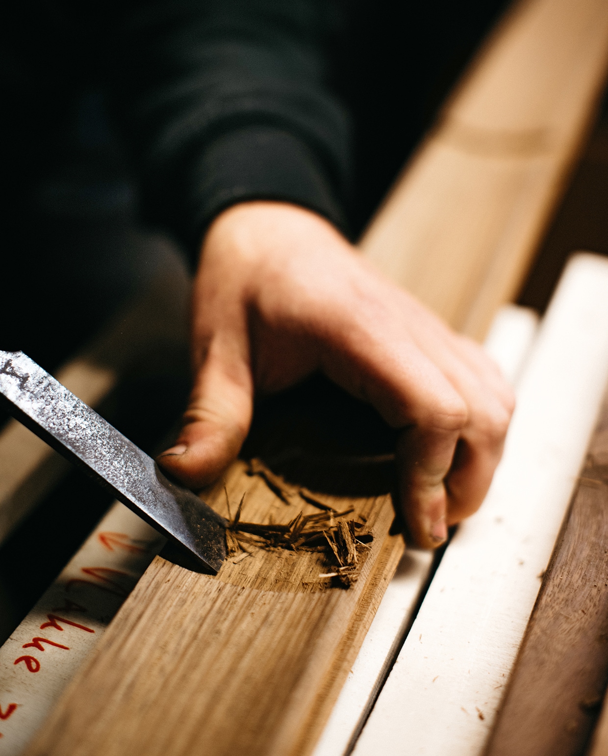 Meubelmaker Dominic werkt aan een vitrinekast met afgeronde hoekenvoor een calvados-merkuit Normandië.