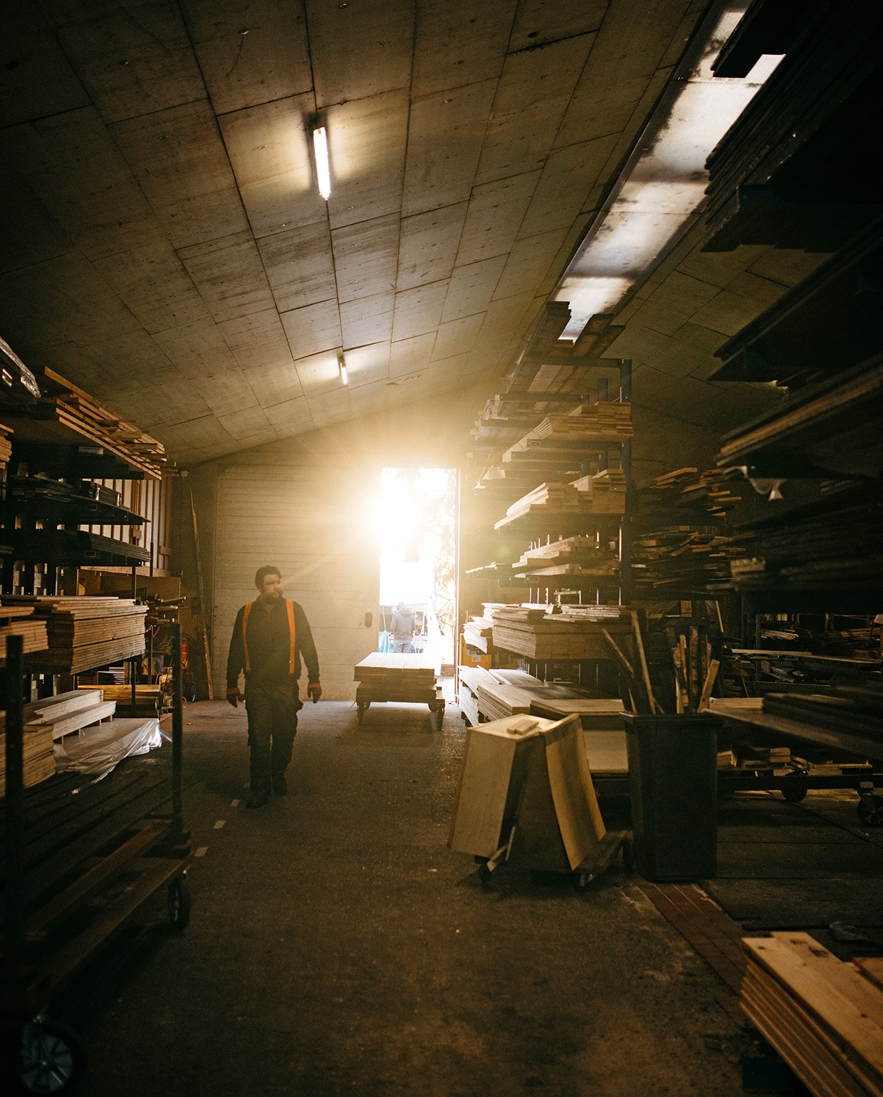 Zwarthout verwerkt circa 15.000 m² hout per jaar, zo’n drie voetbalvelden. Pieter: ‘Op de achtergrond zie je Daelan, een werkstudent die voor zijn afstudeerproject research bij ons deed. Hij ontwierp een energieleverende oven waarmee we onze panden verwarmen.’