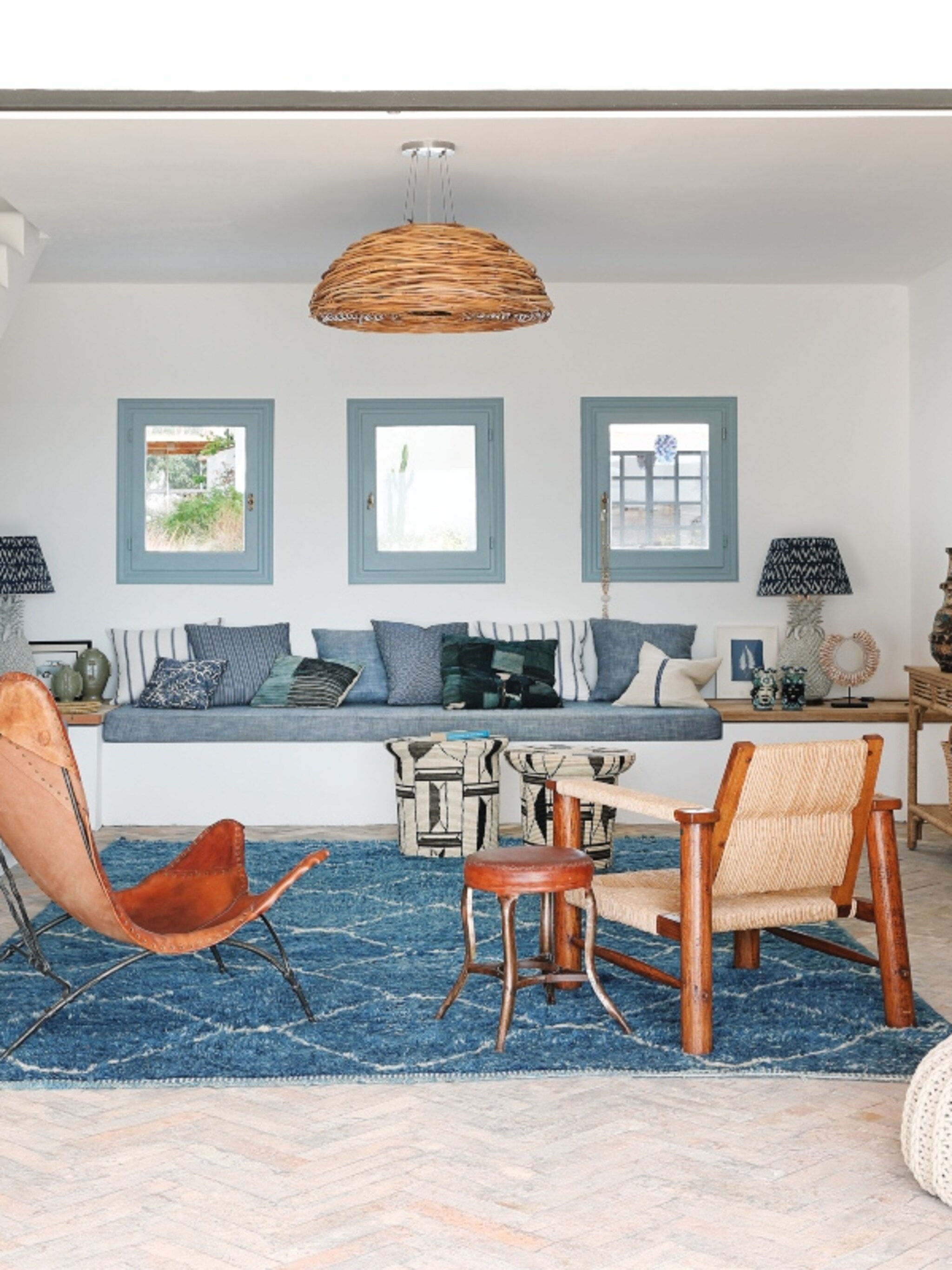 binnenkijken in een vakantiehuis op ibiza waar zelfs de terrastegels passen bij het blauw witte kleurpalet