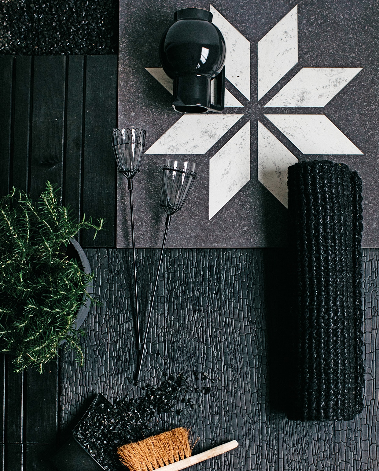 Basalt split, per 25 kg (hornbach.nl). Tegel met stermotief Solostone Belgian Stone Star White, per m², 70x7x3,2 (vtwonen.nl). Zwart gebeitste houten vlonders (praxis.nl). Zwarte beits van Cetabever (karwei.nl). Marugame paneel van gebrand Accoya hout (zwarthout.com). Zwarte karaf (hm.com). Stoklantaarns Kanpur, zwart handveegblik, zwarte sisal deurmat (loods.nl). Ronde antracietkleurige schaal (intratuin.nl). vtwonen tuin special 1 2020 | styling Moniek Visser | fotografe Danique van Kesteren