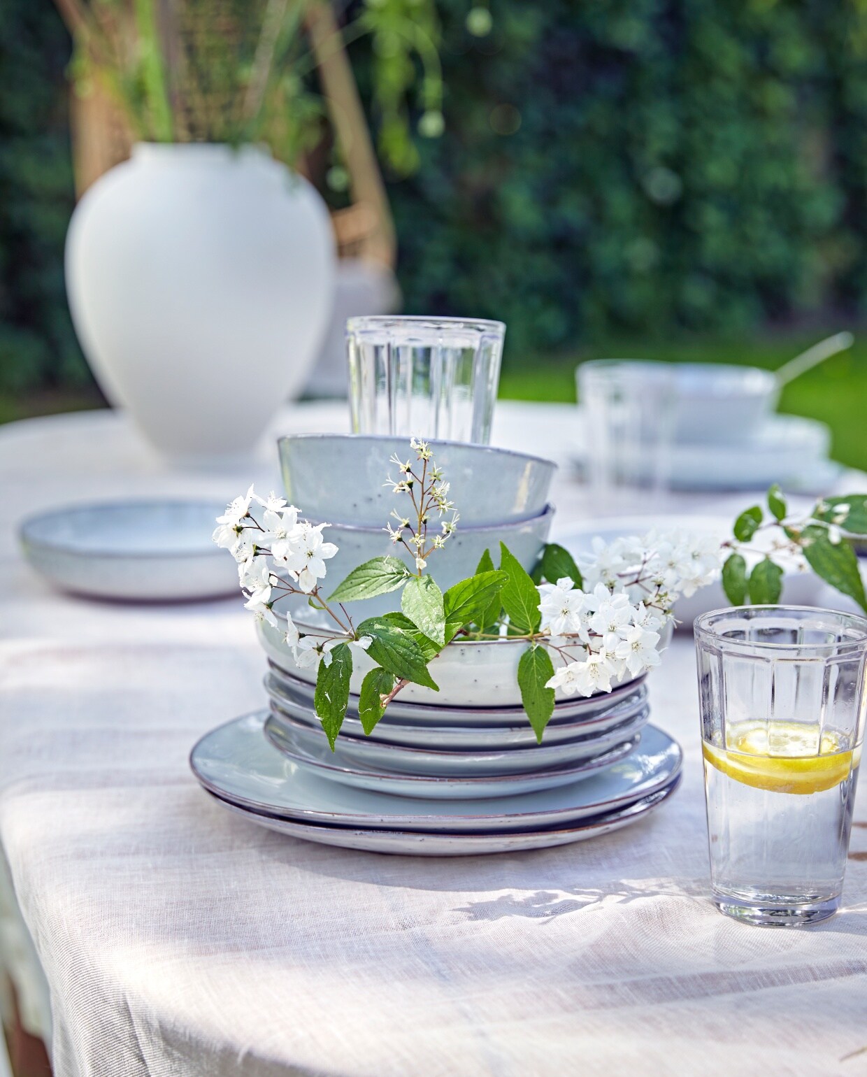 Serviesgoed Nordic Sand van BrosteCopenhagen, 12-delige dinner box€ 133,15, schaal Nordic Sand vanBroste Copenhagen, Ø 22,5 cm € 19,99,longdrinkglas Surface van Serax, per 4€ 22,90, linnen tafelkleed Gracie vanBroste Copenhagen, 160×300 cm€ 154,95 (vtwonen.nl). vtwonen 07-2020 | Styling Cleo Scheulderman | Fotografie Jeroen van der Spek