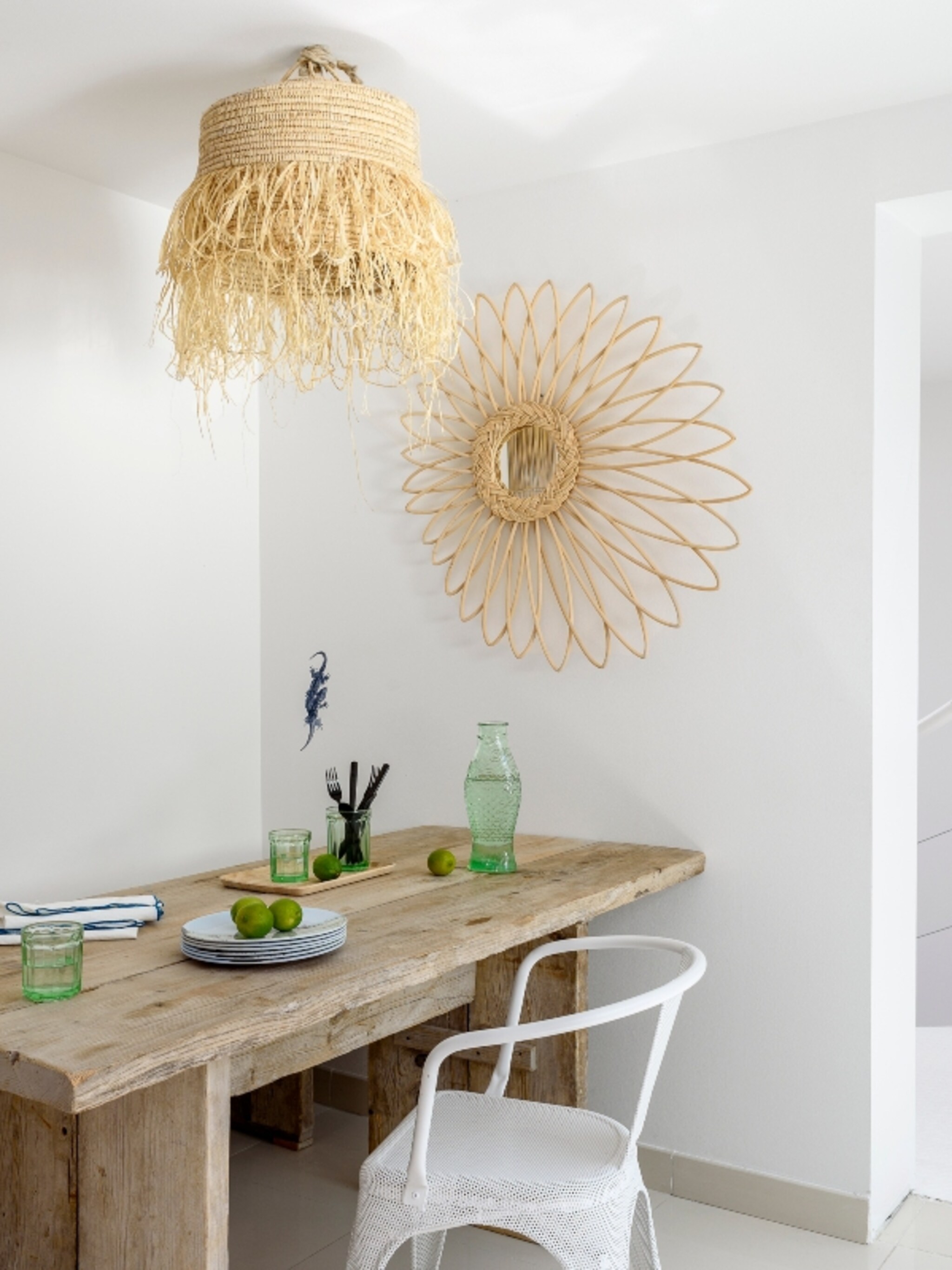 binnenkijken in een lichte eetkamer met beachvibe