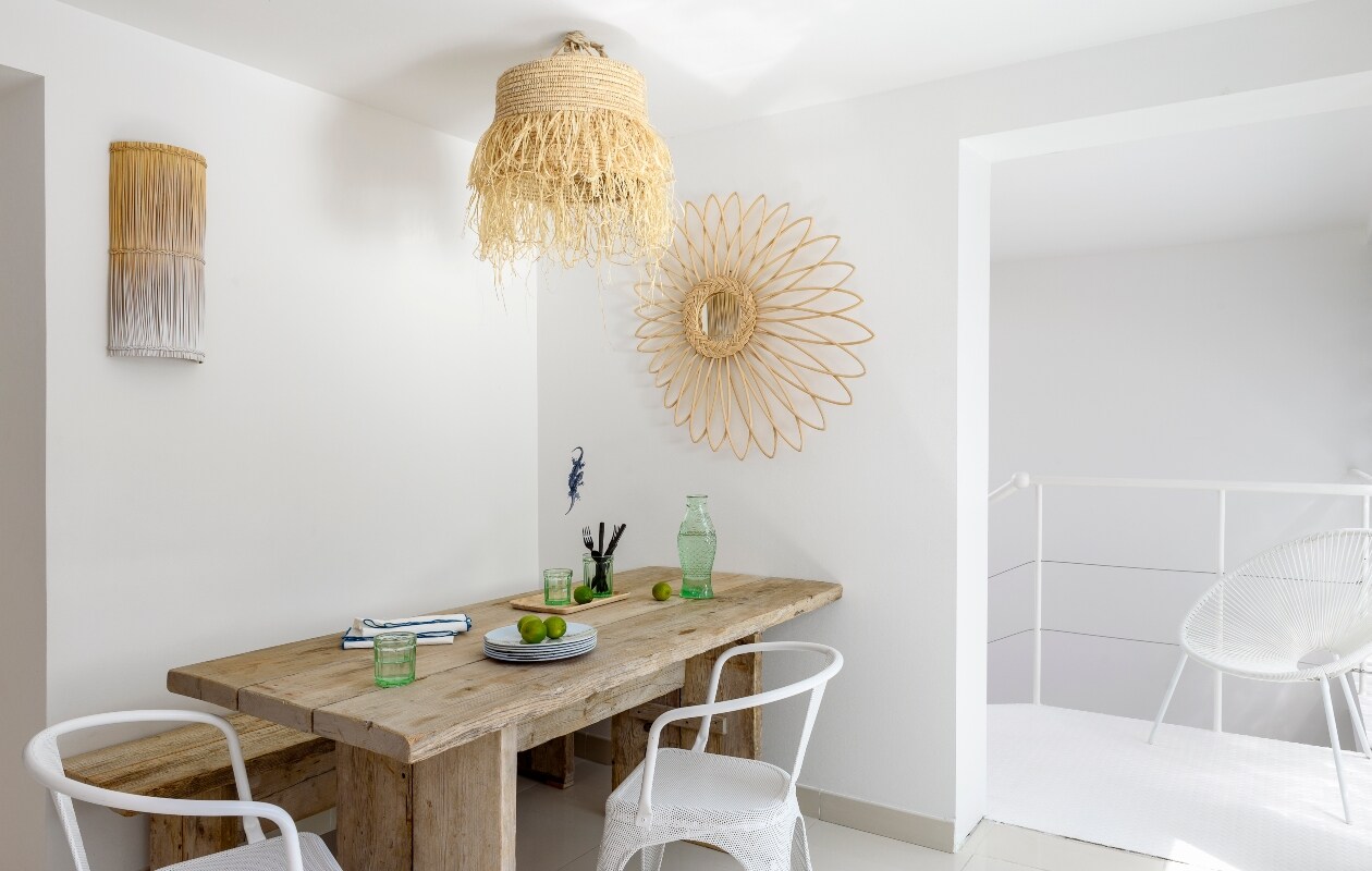 De tafel is gemaakt van reclaimed wood, een verzamelnaam voor hout afkomstig uitoude schuren, vloeren en stallen.Dat levert prachtige, kloeke planken op en is bovendien duurzaam. Rond de tafel staat een mix van stoelen van Tolix en Thonet. vtwonen 07-2020 | binnenkijken cannes strandhuis