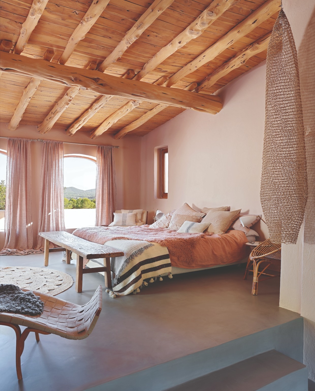 De master bedroom. Daybed Hans J. Wegner van Skandium, vloerkleed Larusi. Beddengoed Linge Particulier, spreien en plaid uit Marokko. Bijzettafels en nachtlampen Arne Jacobsen. vtwonen 07-2020 binnenkijken ibiza