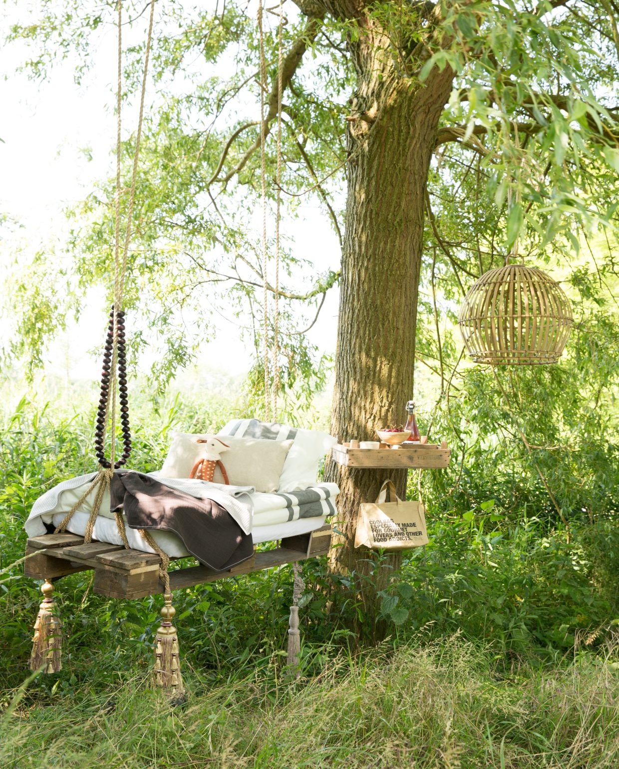 Embrasses prijs op aanvraag (www.designersguild.com). Dekbedovertrek, 140×200 cm (Ikea). Knuffel vos van Maileg (www.imps-elfs.com). Coolerbag van Nicolas Vahé, siroop van Nicolas Vahé, hanenmand (www.tierlantijn.net). Houten kistje (kringloopwinkel). 2017-04 | buiten-vtwonen