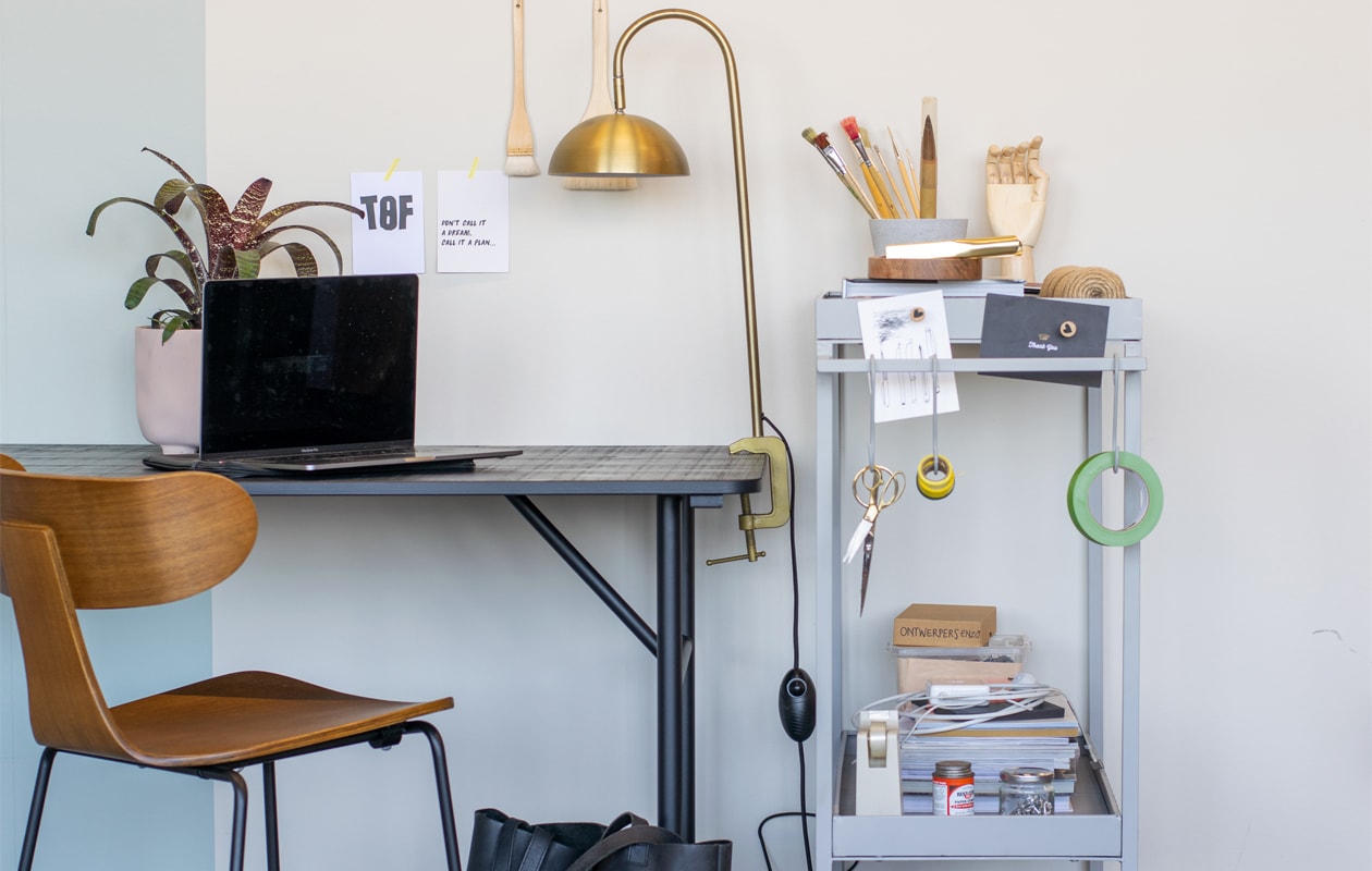 2x anders: zo geeft vtwonen-stylist Fietje de trolley verschillende plekken én functies vtwonen 2024-04 | styling Fietje Bruijn | fotografie Lotte Kwant