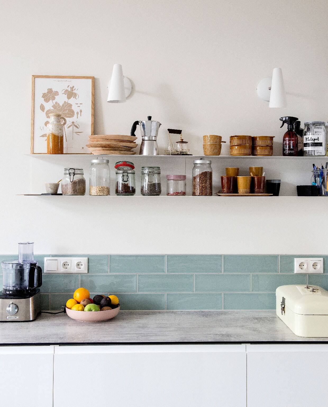 Tegels Aria via Tegels in Huis, keuken Ikea, keukenblad Ash Grey van TopCore via Boer Staphorst, wandplanken via Wonen met Lef, wandlampen Birdy van Northern, fruitschaal Action, weckpotten Sostrene Grene, vintage servies Marktplaats.
