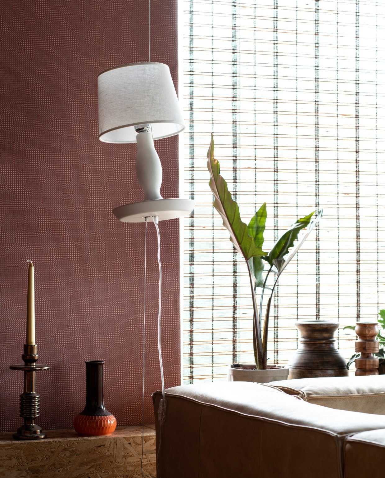 Bruine kandelaars Diesel. Witte lamp Norma van Karman via Slowclub. Behang van Behangfabriek. vtwonen binnenkijken special 03-2020 |Productie INSIDEHOMEPAGE | Styling Marlies Does | Fotografie Louis Lemaire | Tekst Eveline Stoel