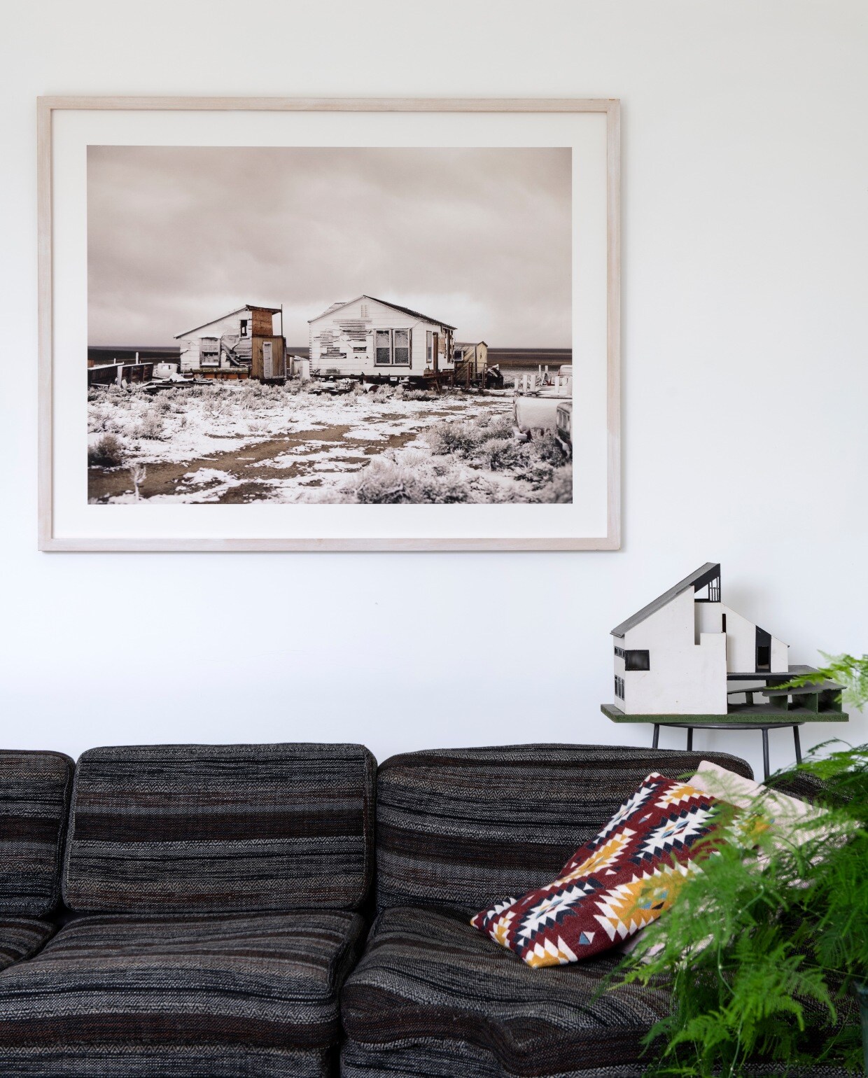 De foto van Roderik Hendersonhing bij mijn ouders thuis. Zijgaven hem mij cadeau toen ikhier ging wonen.’ Jaren 70 Artifortbank gekocht op Catawiki. Rozekussen Linum. Ikat-kussen envloerkleed Ikea. Hoog stalen tafeltjeWereldwinkel met een maquettevan ouderlijk huis. vtwonen special 03-2020  | productie InsideHomePage | styling Kristel de Jong | fotografie Louis Lemaire