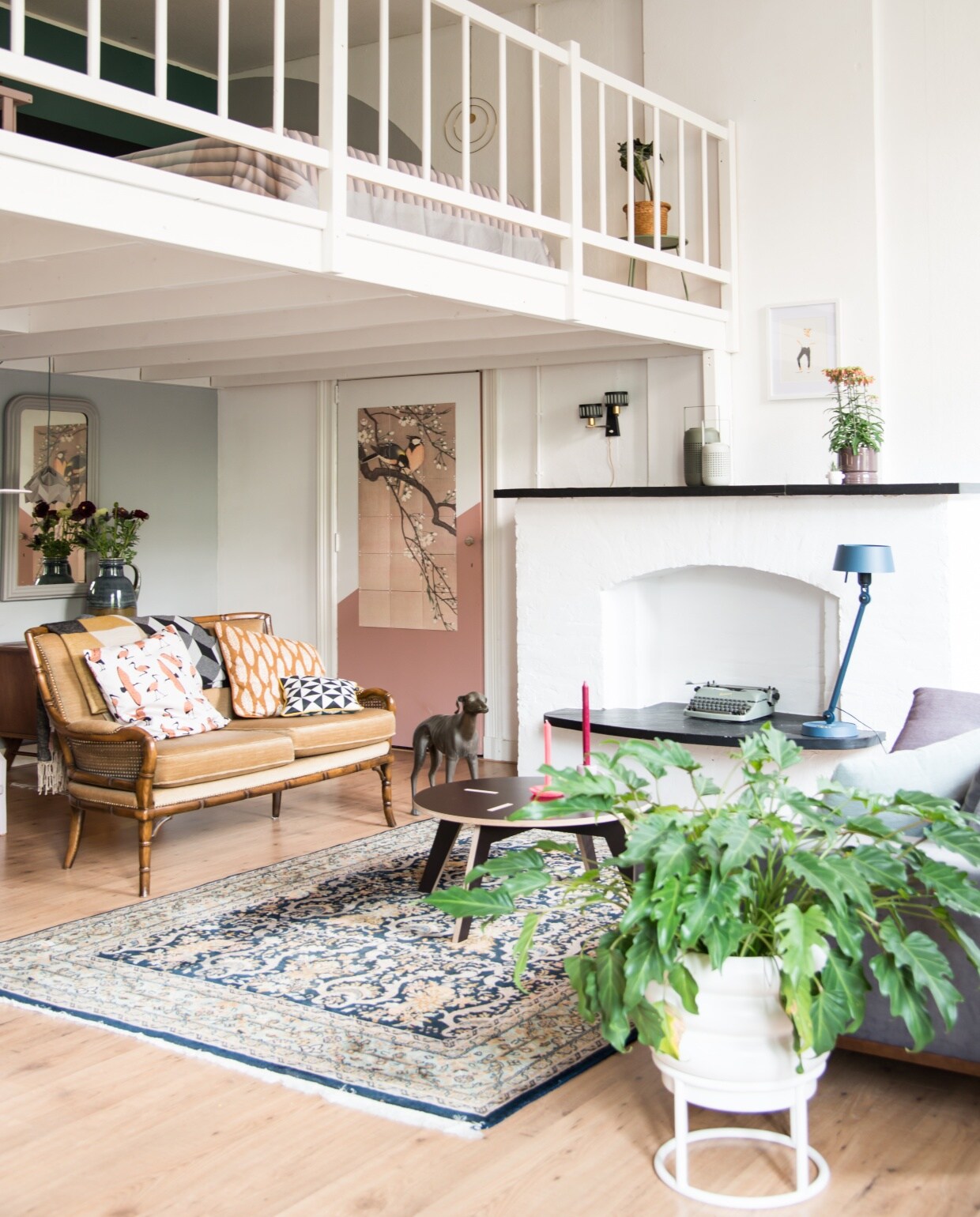 Bruine bank Marktplaats, fauteuil Libel van Artifort. Windhond tweedehands. Salontafel Fien van In Wood We Trust, kaarsenstandaards Bloomingville en Ontwerpduo. Tafellamp Tonone, illustratie boven schouw uit Portugal. Het vloerkleed is een familiestuk. Bank rechts Wehkamp, plaid Muuto. vtwonen 06-2020 | binnenkijken in Nijmegen entresol