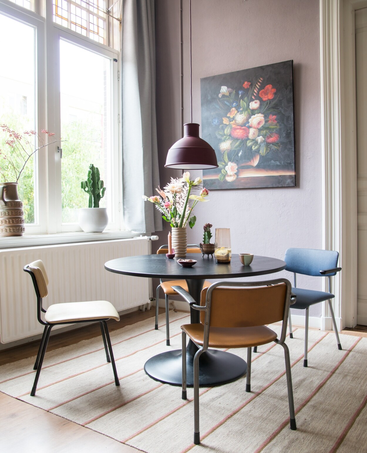 Tafel Woood, hanglamp Muuto, vloerkleed Brita Sweden, stoelen Marktplaats, bloemenschilderij Pols Potten. vtwonen 06-2020 | binnenkijken in Nijmegen